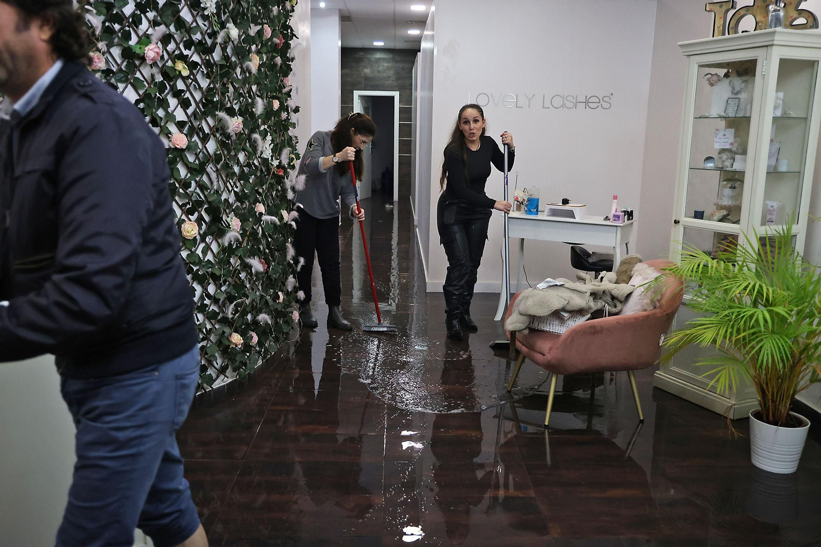 Imágenes del caos en Huelva por la borrasca Claudia con inundaciones, riadas y cortes de carreteras