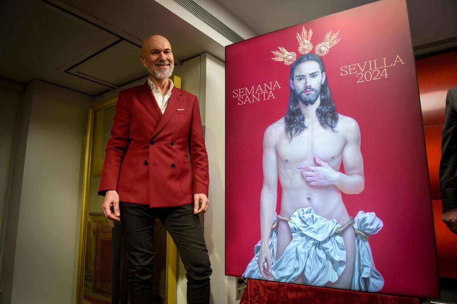 Salustiano junto a su obra el día de la presentación