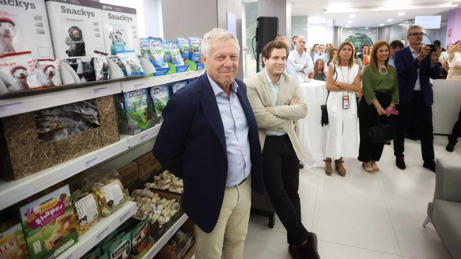 Asistentes a la inauguración de Canitas. Asistentes a la inauguración de Canitas.