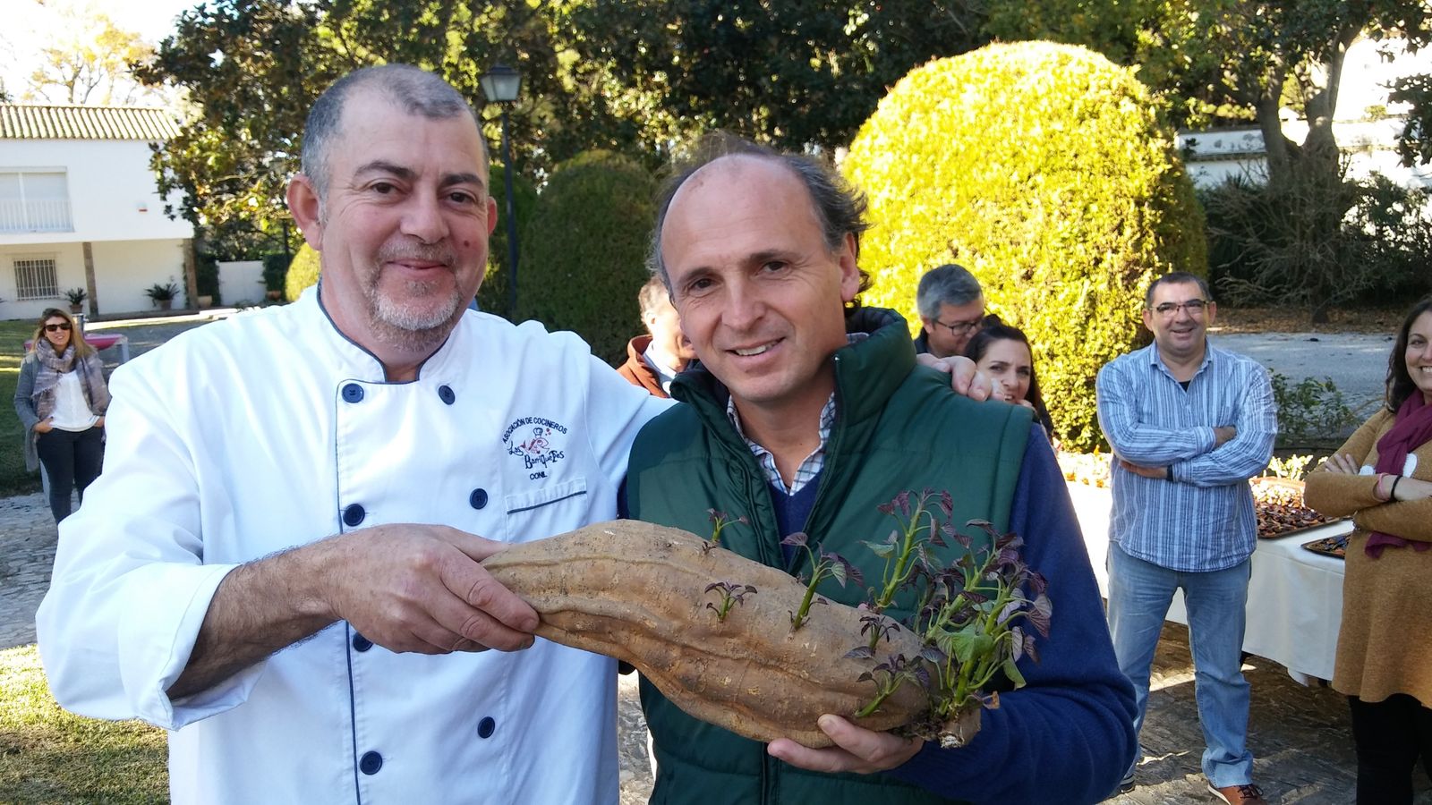 José Sánchez y Lorenzo Iekeler con un ejemplar gigante de boniato.