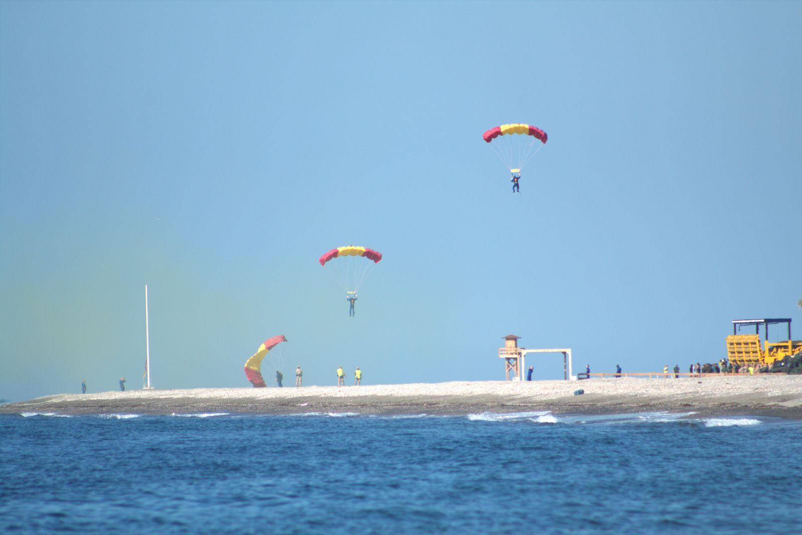 Paracaidistas, aviones y persecuciones marítimo-terrestres, los ensayos de las Fuerzas Armadas en Motril, en imágenes