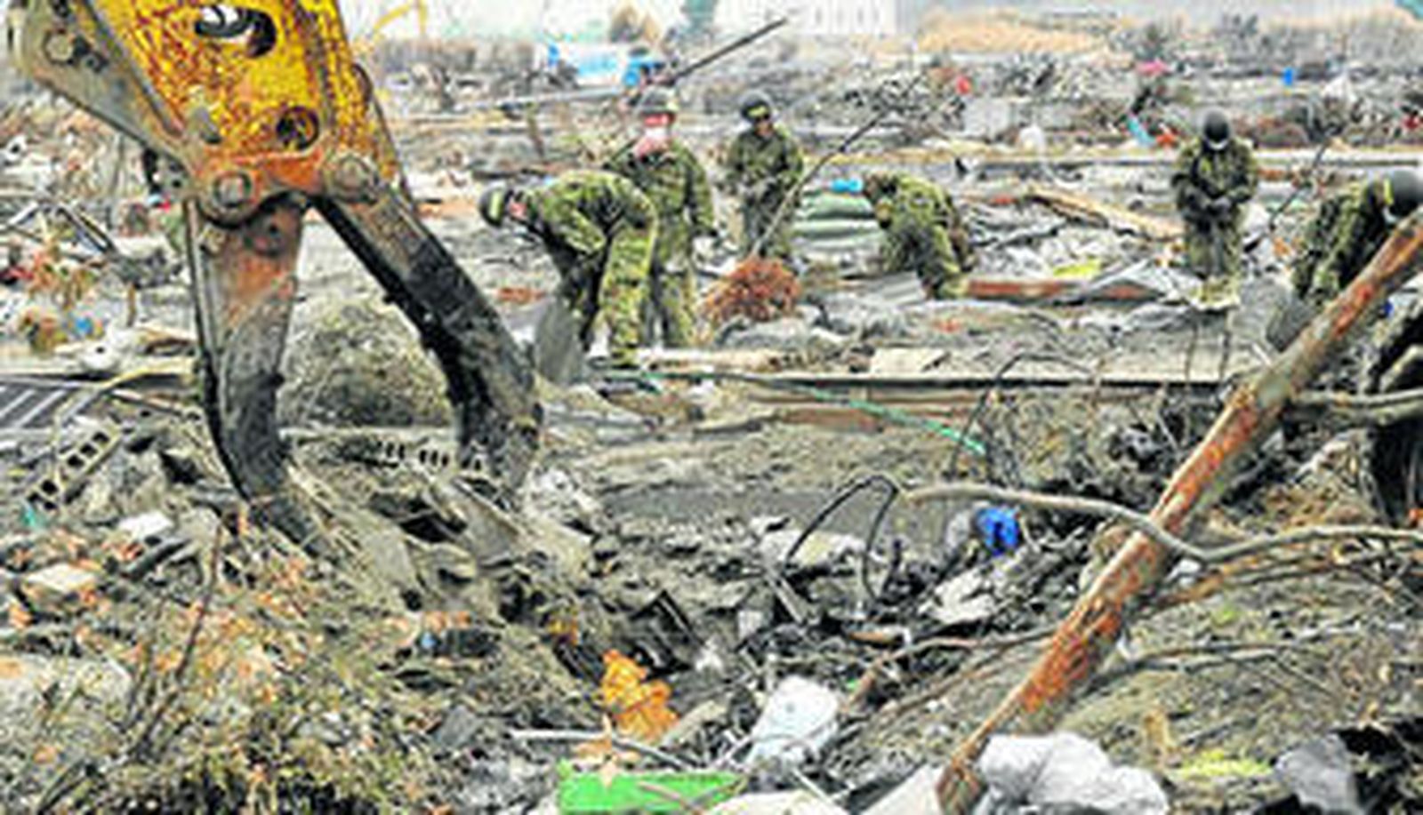 Militares trabajan en las labores de reconstrucción en la prefectura de Miyagi.