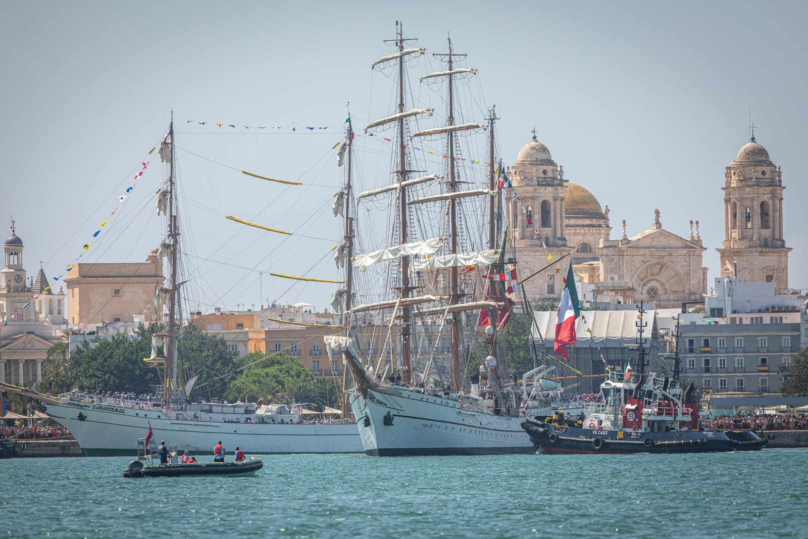 Imágenes de la parada naval desde el mar