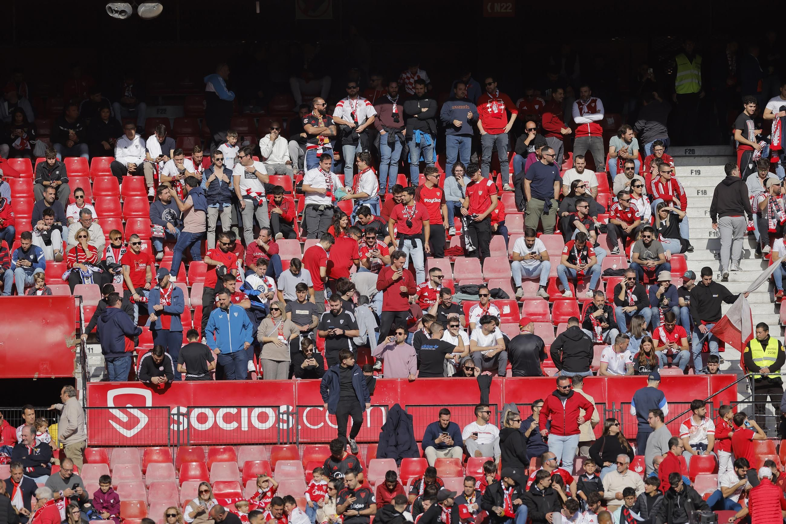 Búscate en las fotos del Sevilla - Oviedo