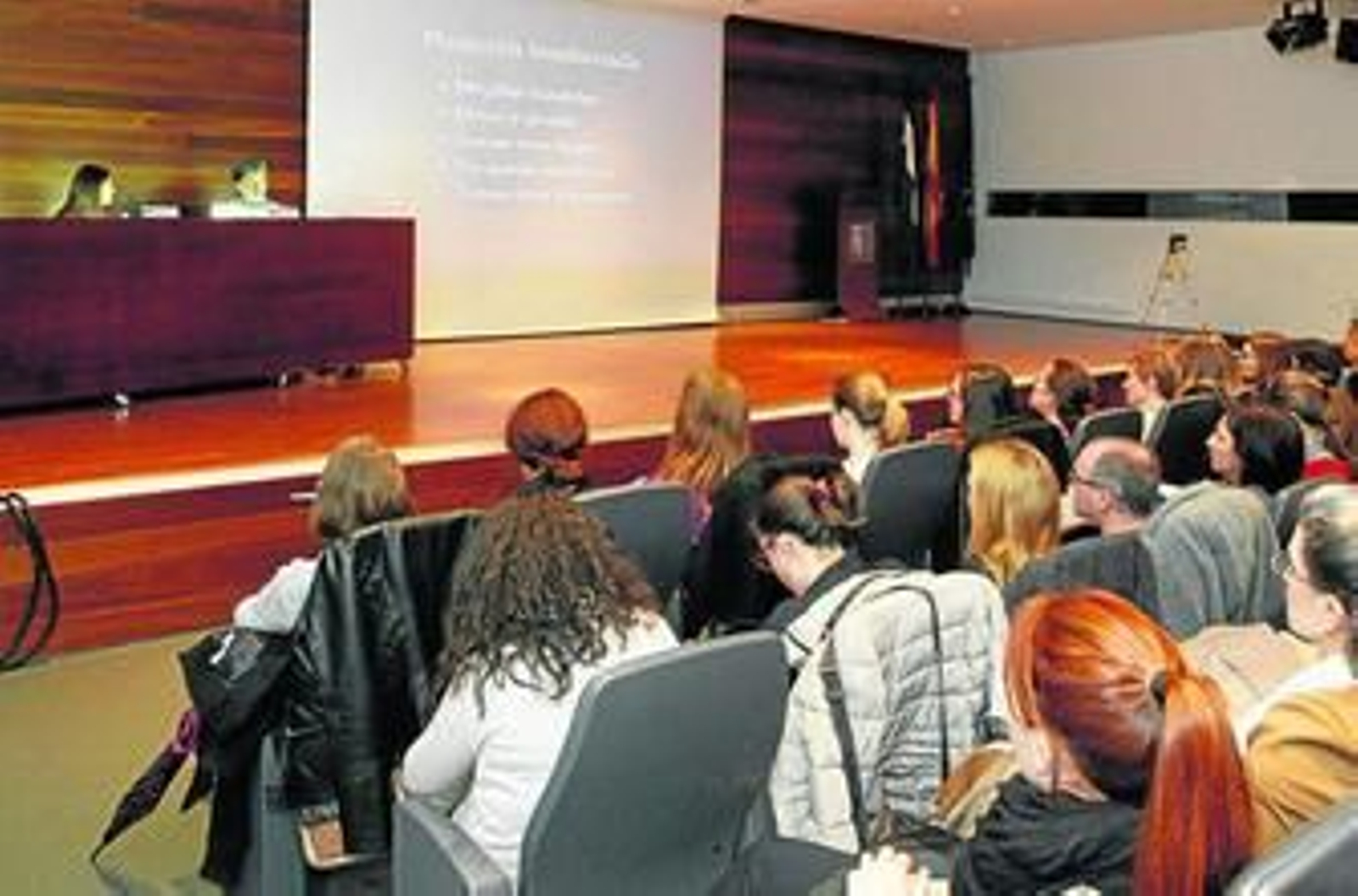El pediatra Carlos González impartió la conferencia ante un abarrotado salón de actos del Museo Arqueológico.