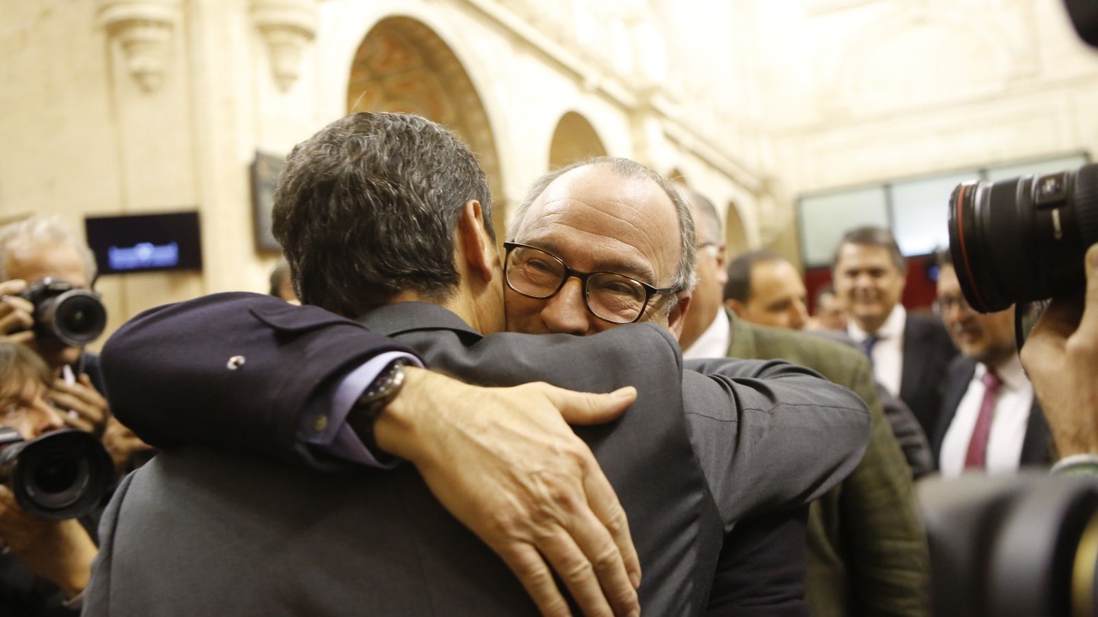 El senador Luis Rogelio Rodríguez-Comenador felicita al recién investido presidente de la Junta
