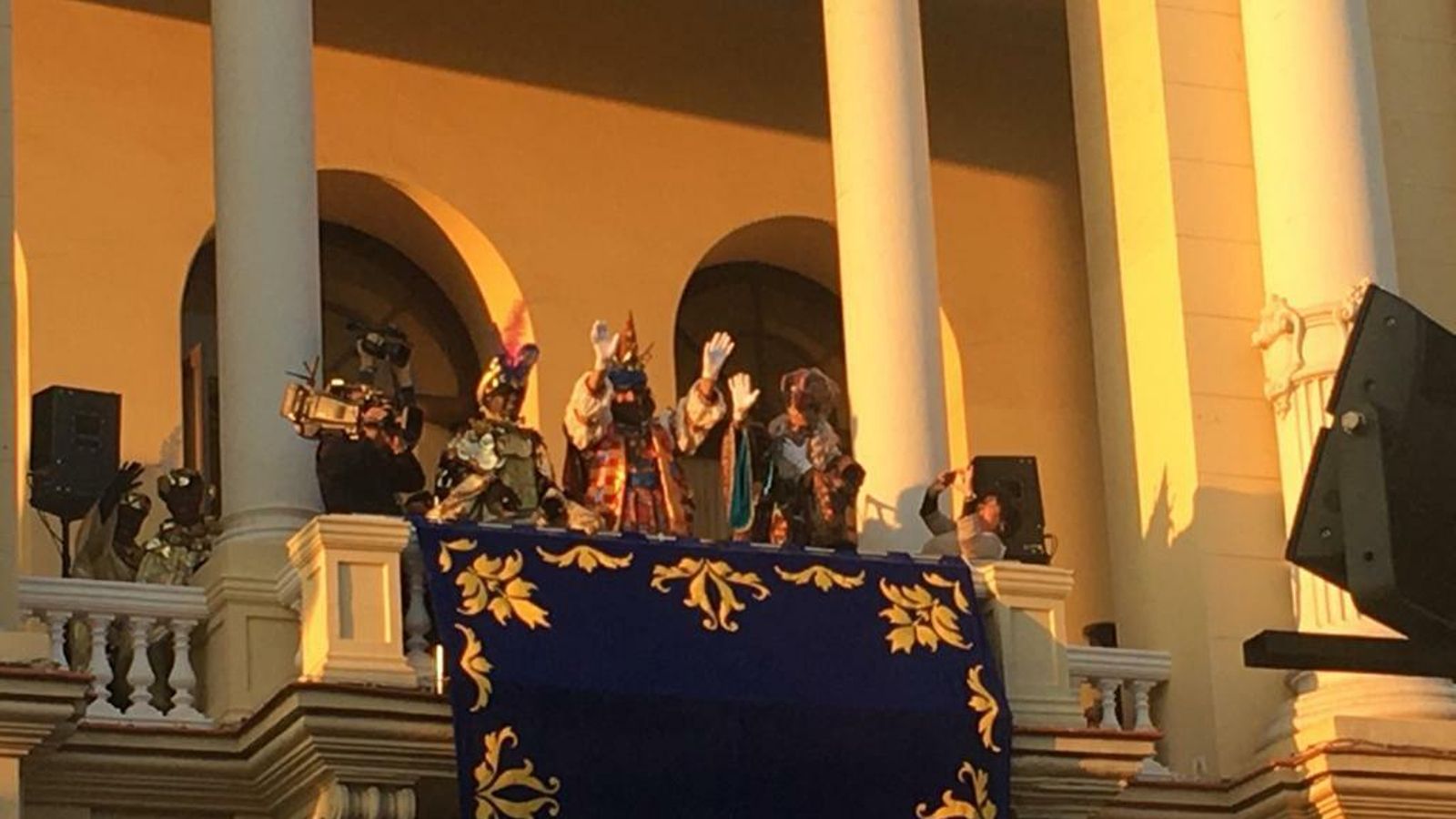 Los Reyes Magos saludan desde el balcón del Ayuntamiento de Málaga.