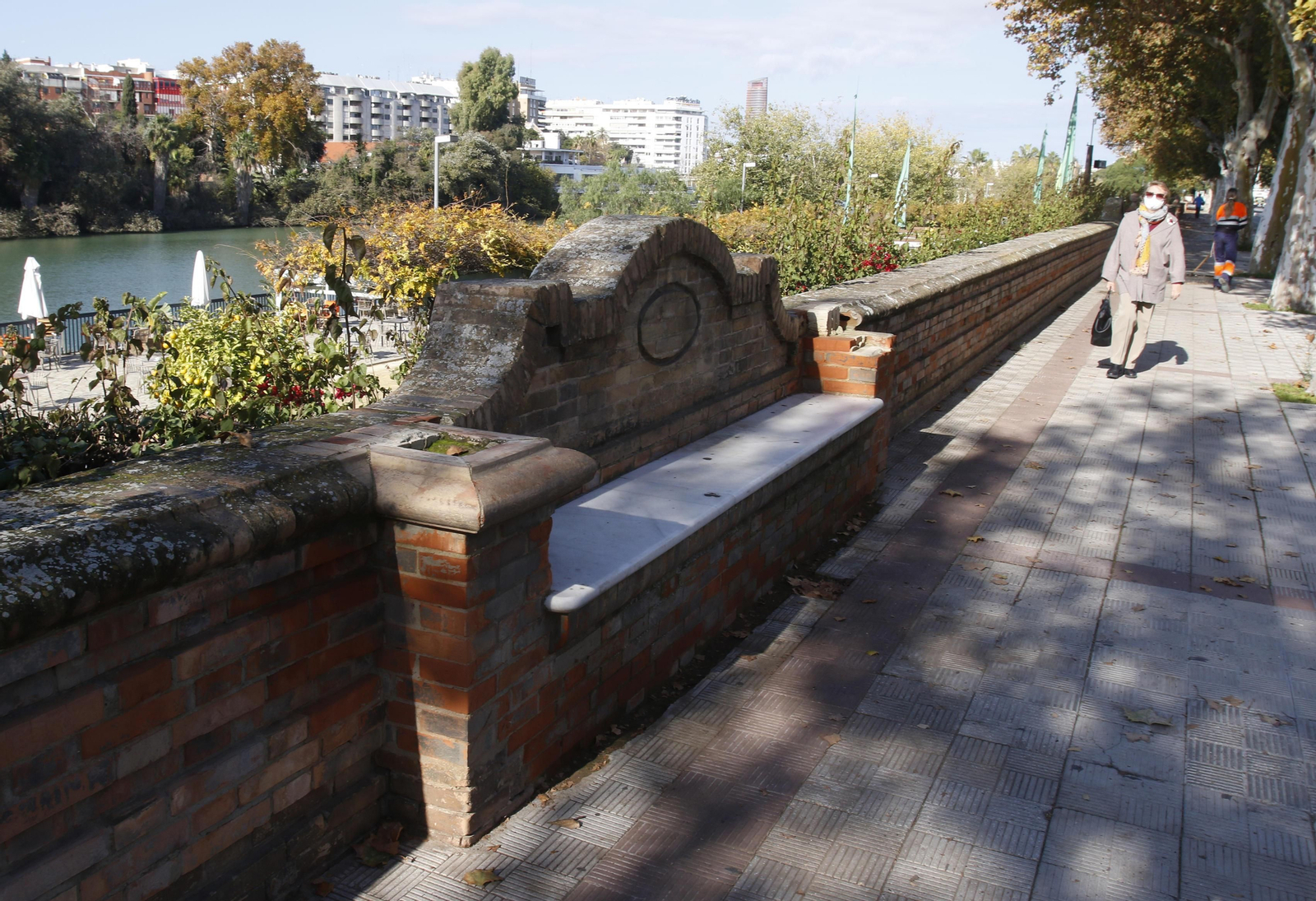 El tramo del muro de defensa que discurre entre los puentes de Los Remedios y San Telmo con sus característicos bancos.