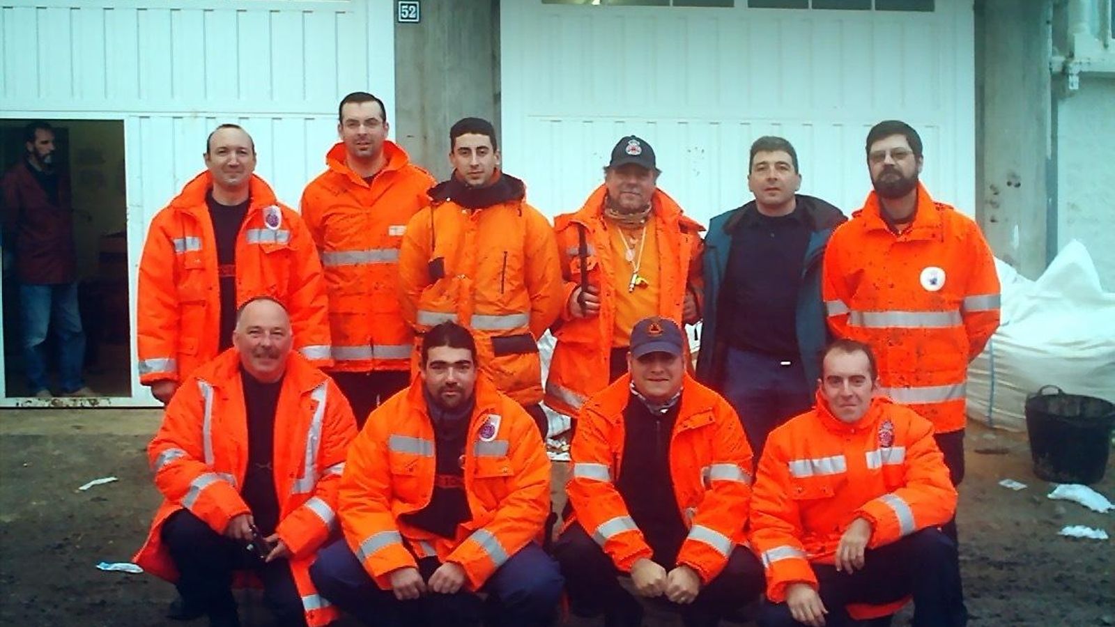 Miembros de Protección Civil posan en Muxía.