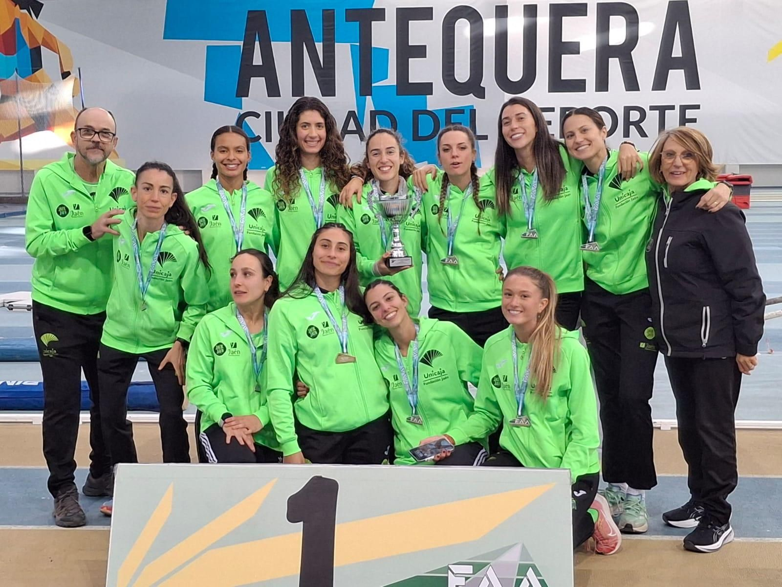 El equipo femenino absoluto cajista subió a lo más alto del podio en Antequera.