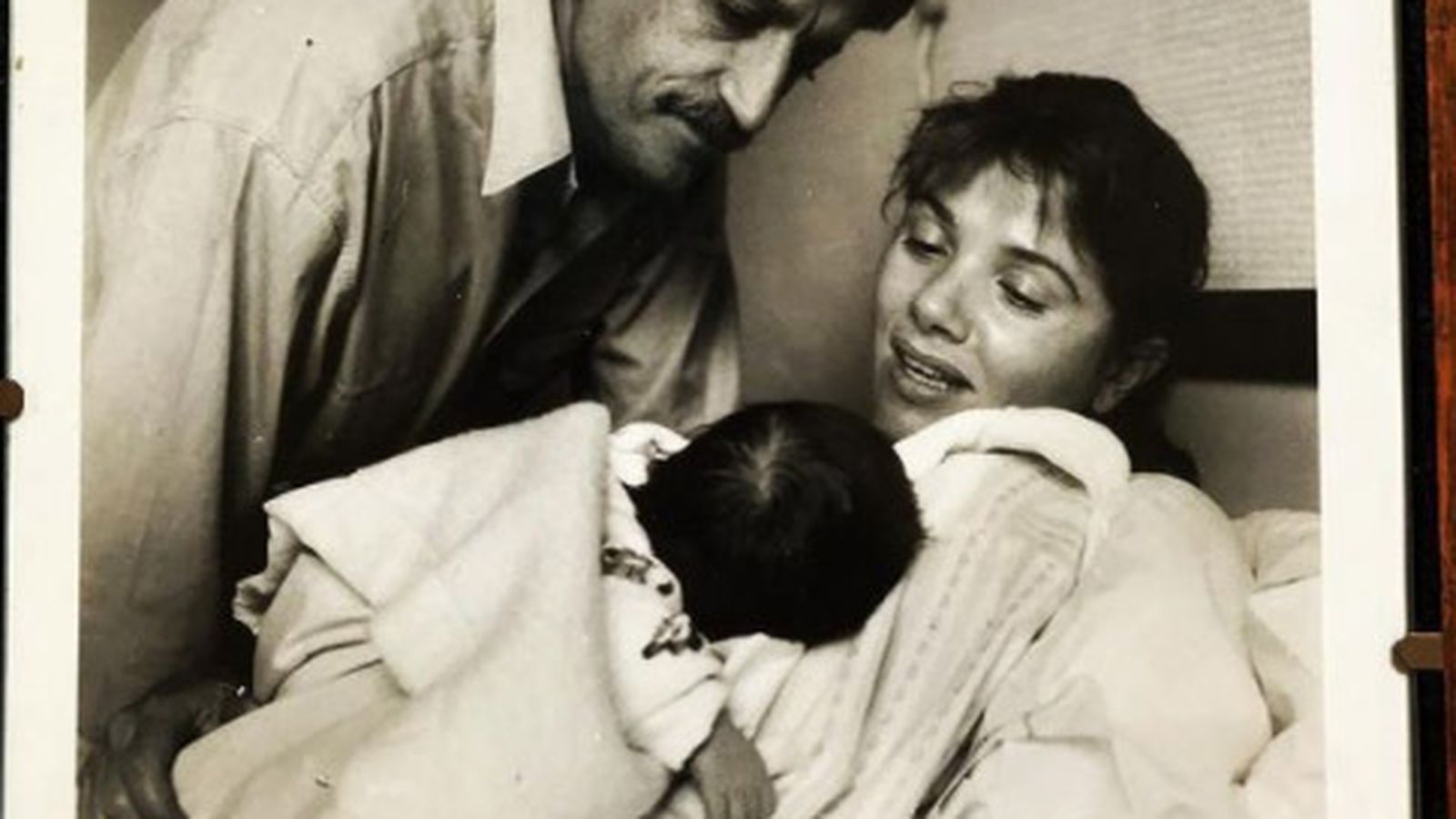 La actriz, con su primer hijo, Martín, y su marido, hace 30 años.