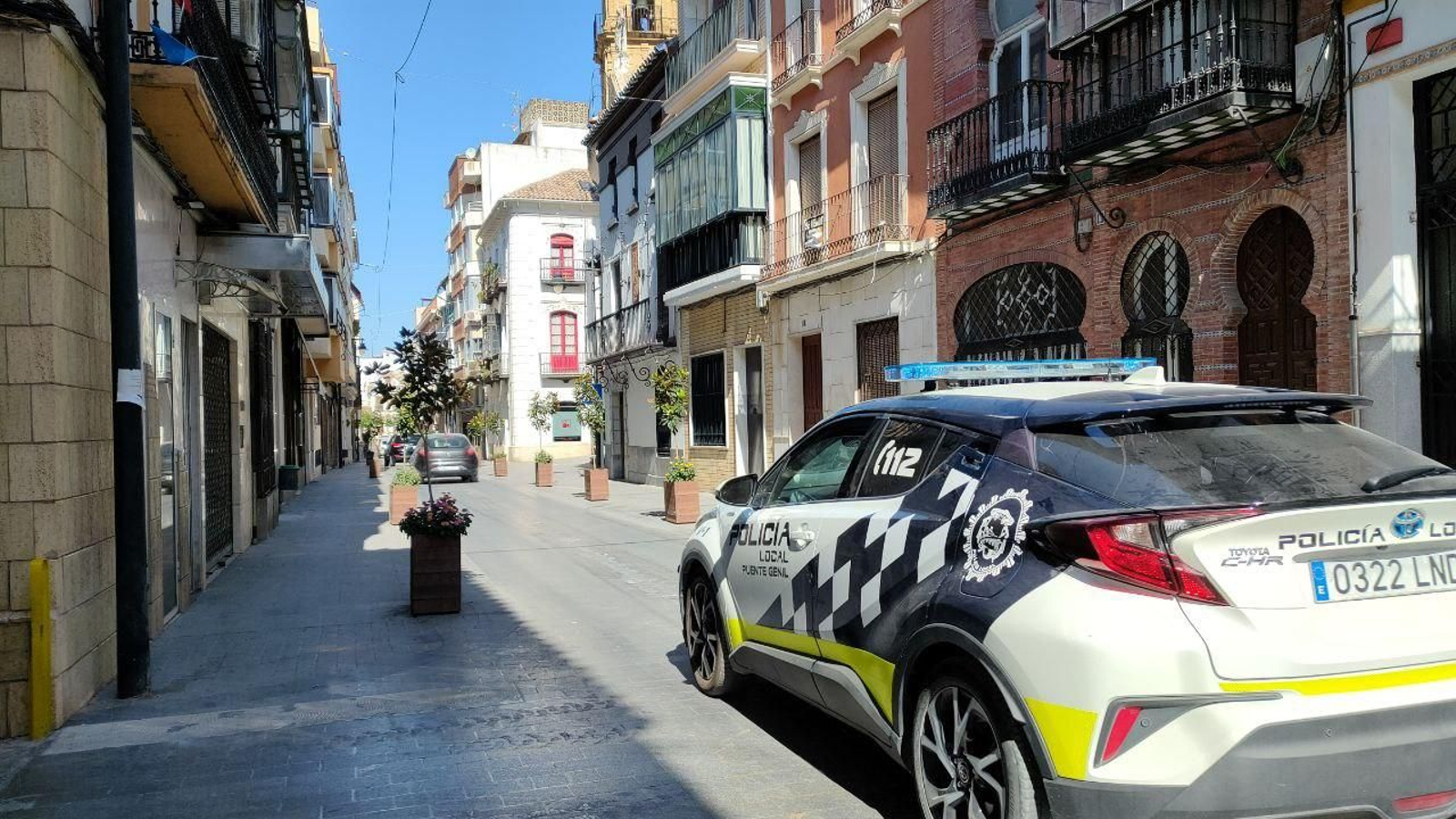 Un vehículo de la Policía Local en la calle Don Gonzalo de Puente Genil Un vehículo de la Policía Local en la calle Don Gonzalo de Puente Genil