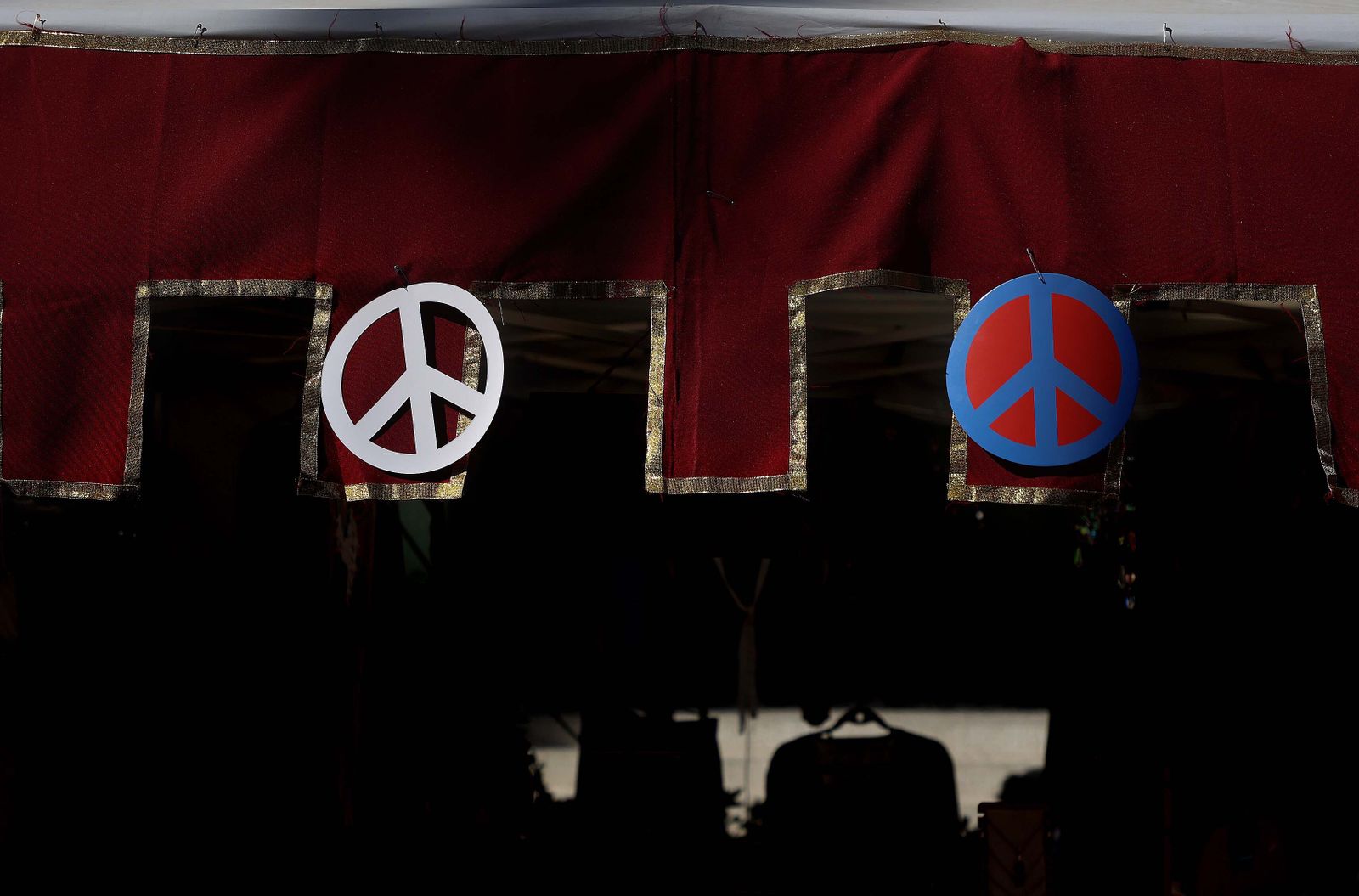 El mercadillo hippie de la Fiesta de la Primavera de La Línea, en imágenes