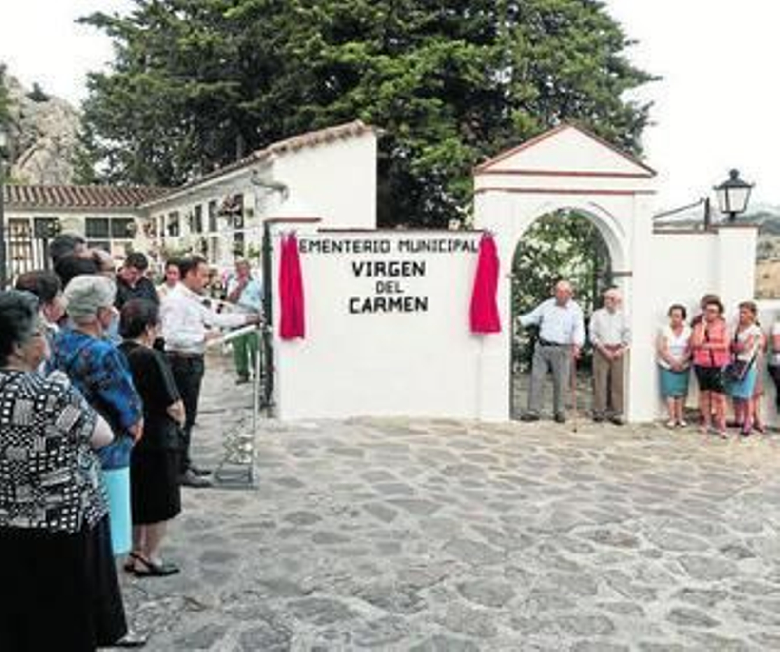 Un nutrido grupo de vecinos asistieron al acto presidido por el alcalde de la localidad. Un nutrido grupo de vecinos asistieron al acto presidido por el alcalde de la localidad.