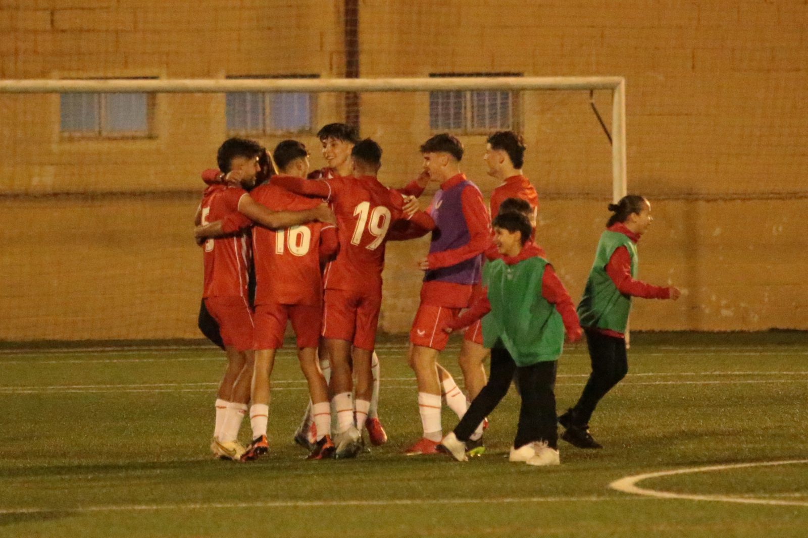 Piña de los jugadores rojiblancos después de eliminar al Alavés en el choque de octavos.