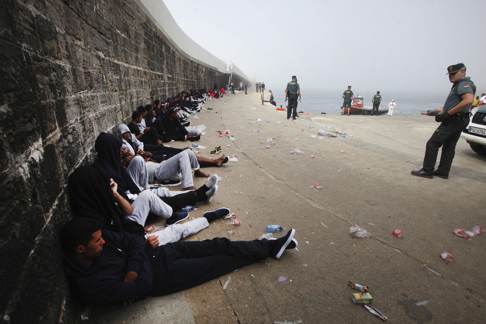 Varios de los inmigrantes rescatados, tras su traslado al puerto de Tarifa.