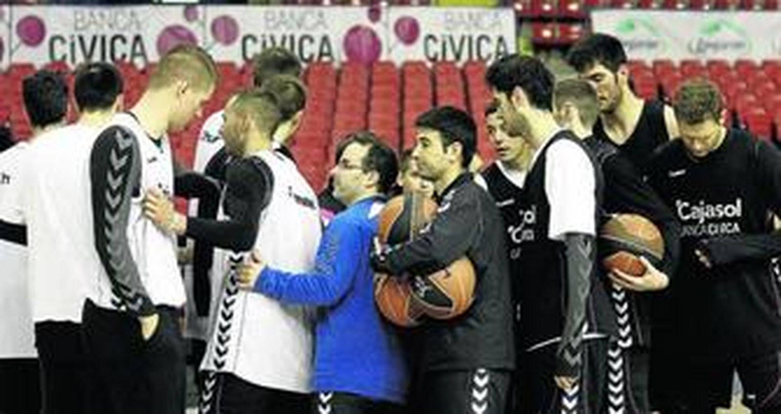 La plantilla cajista hace piña durante un entrenamiento en el pabellón de San Pablo.