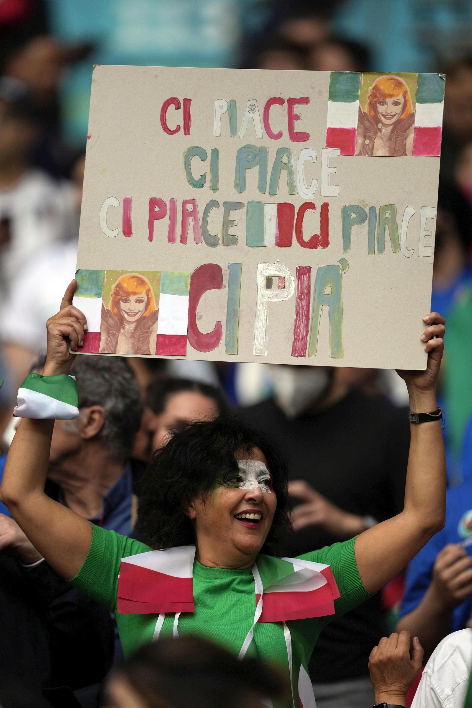 Una fan muestra un cartel con muestras de afecto a Raffaella Carrá al paso de su cortejo fúnebre.