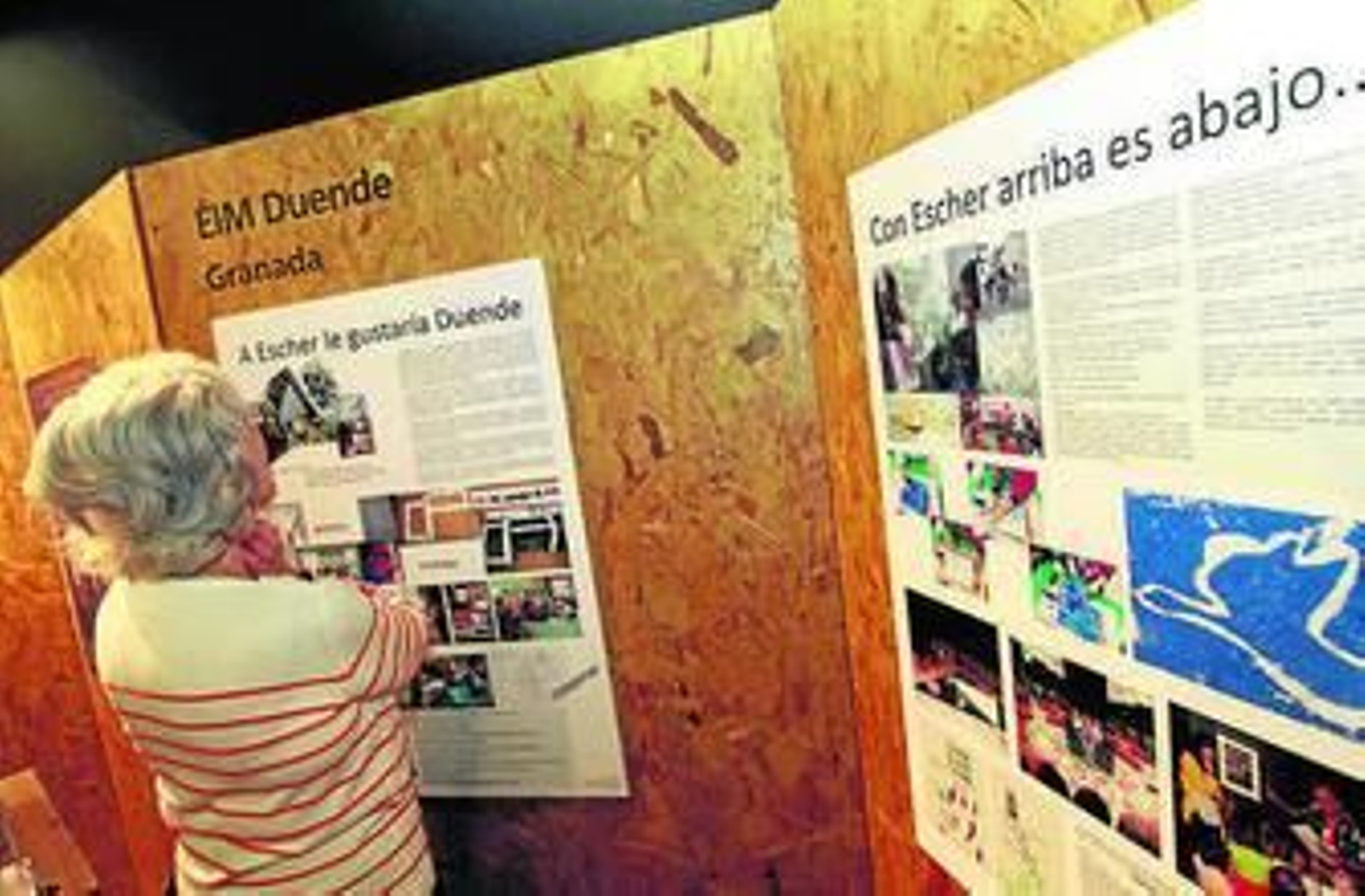 1. Escolares frente a la maqueta de la su escuela que ellos mismos han construido basada en la obra del artista holandés Escher.  2. En la imagen, el concejal de Educación, Jorge Saavedra y el director del Parque de las Ciencias, Ernesto Páramo junto al profesor de la clase, Manuel Ángel Puentes. 3. Paneles informativos sobre el proceso de construcción de la maqueta de Duende.