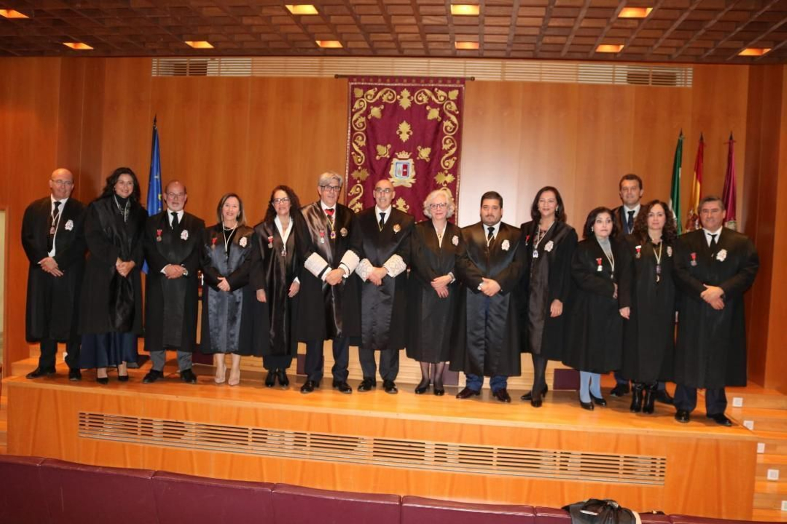 Alberto Pérez, Yolanda Saborido, Manuel Rodríguez-Piñero, Paz Elvira, Carmen Tejonero, Adolfo Baturone, Pascual Valiente, Lali Elicegui, Andrés Carreño, Cinta Vivanco, Marina Alcántara, Sergio Calap, Carmen Miranda y Fernando Estrella.