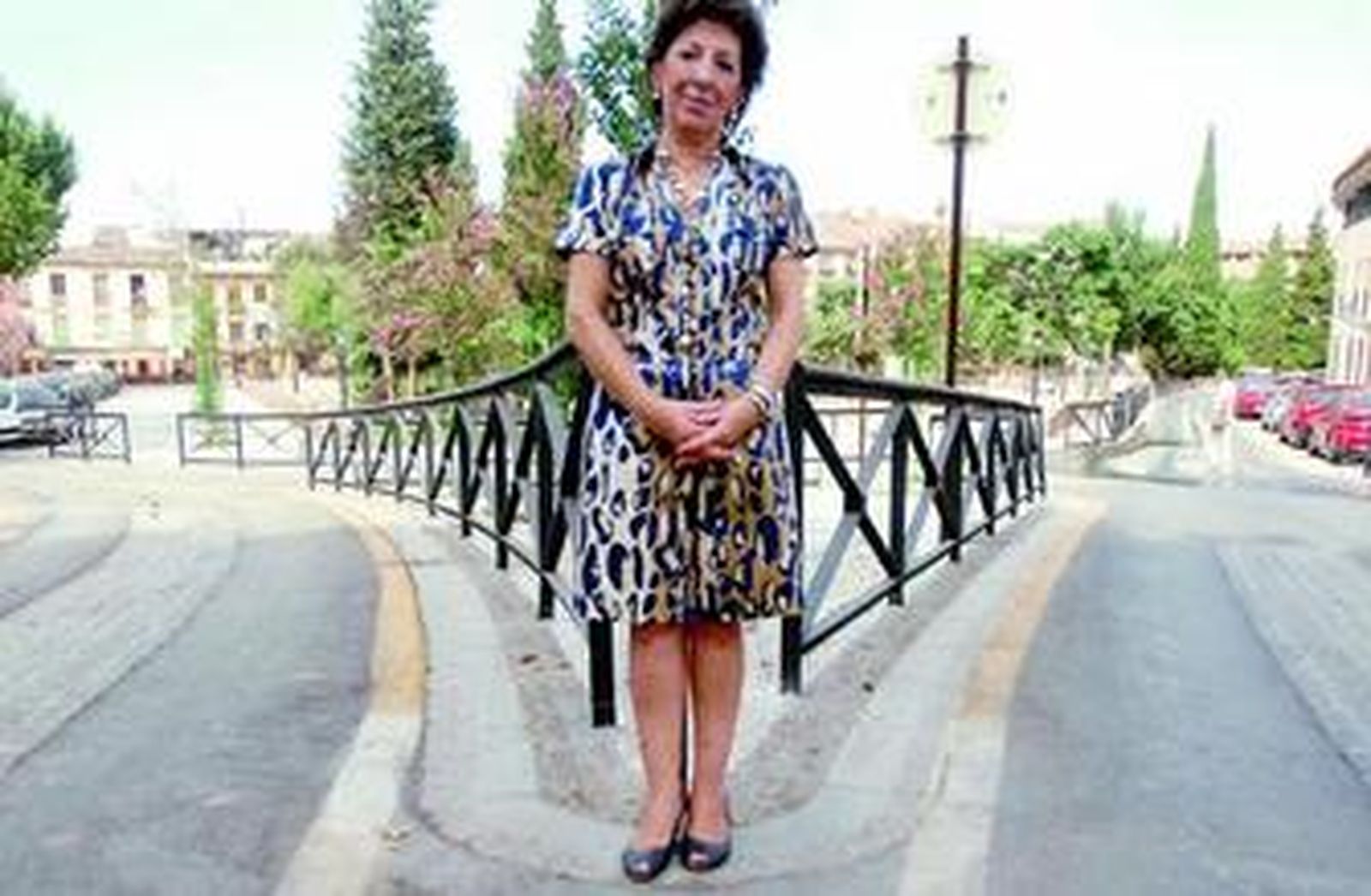 Carmen Nestares posa en el Campo del Príncipe, junto a la sede de la asociación que preside.