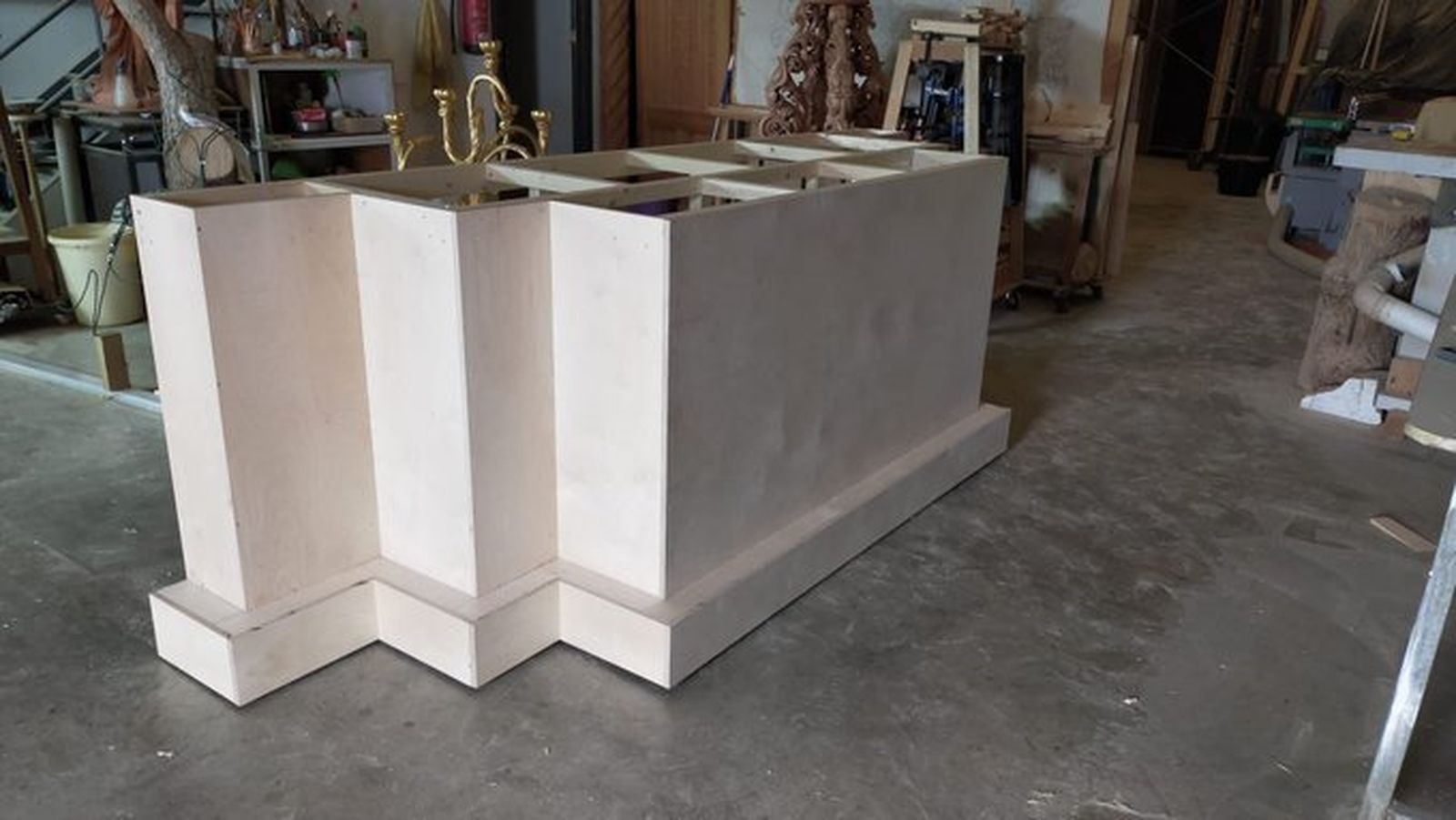 La mesa de altar del futuro retablo de la Virgen del Buen Fin, en el taller de Juan José Rosado en Conil.