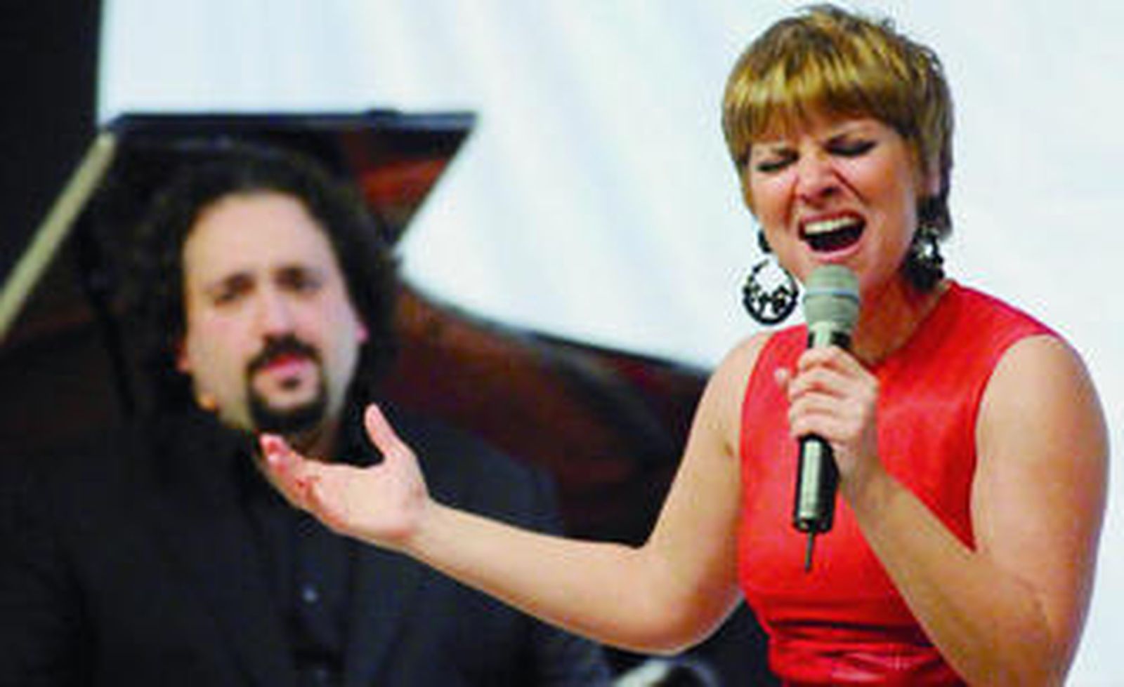 Pasión Vega y José Manuel Zapata, durante el recital de tangos.