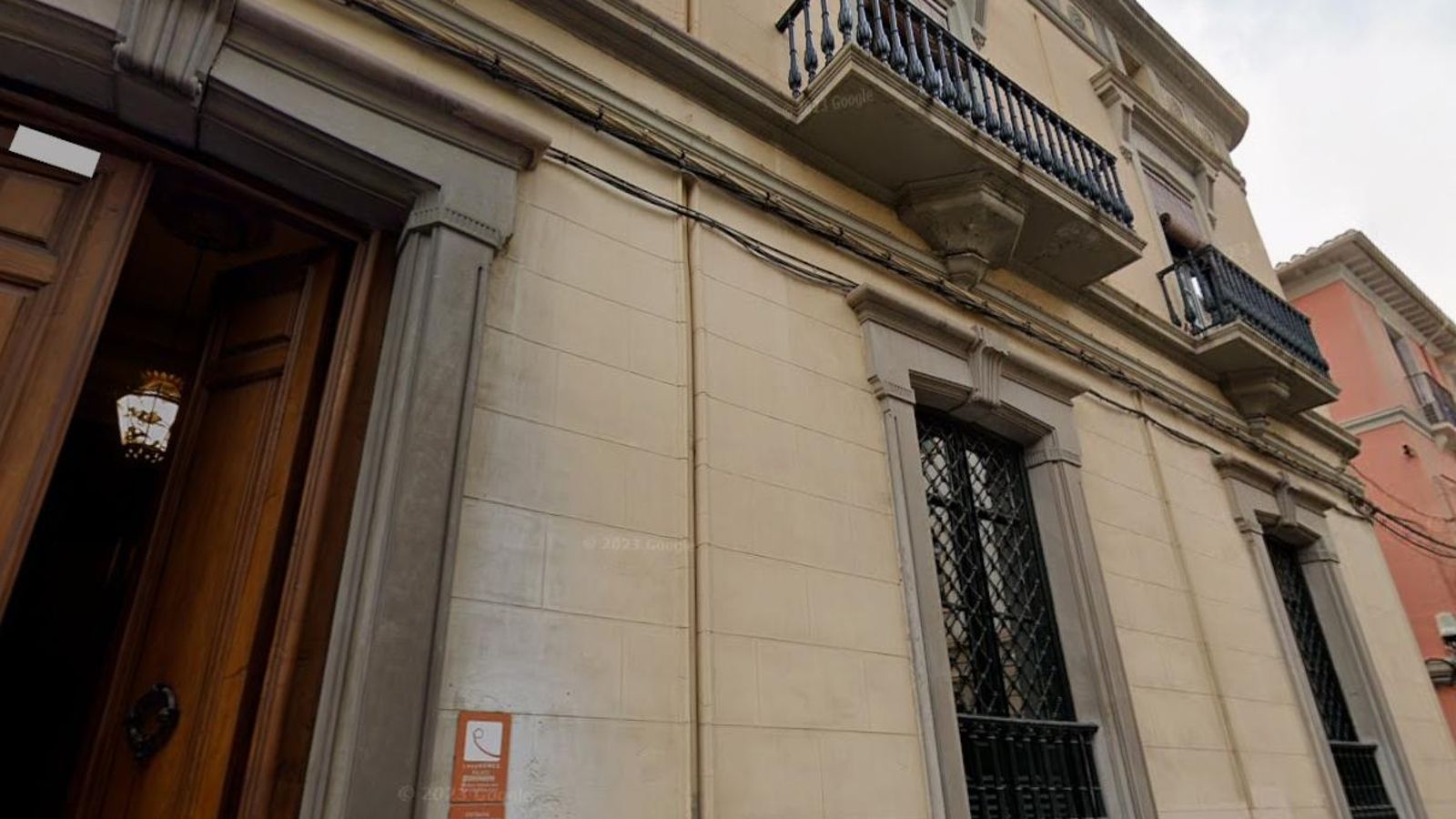 Exterior de la residencia, en la esquina entre Duquesa y Horno de Haza.