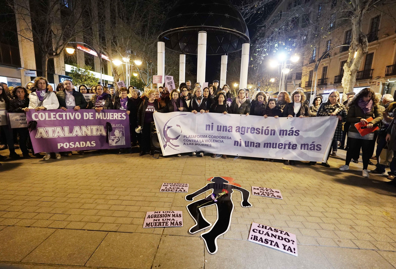 Concentración tras el crimen machista de Posadas. Concentración tras el crimen machista de Posadas.