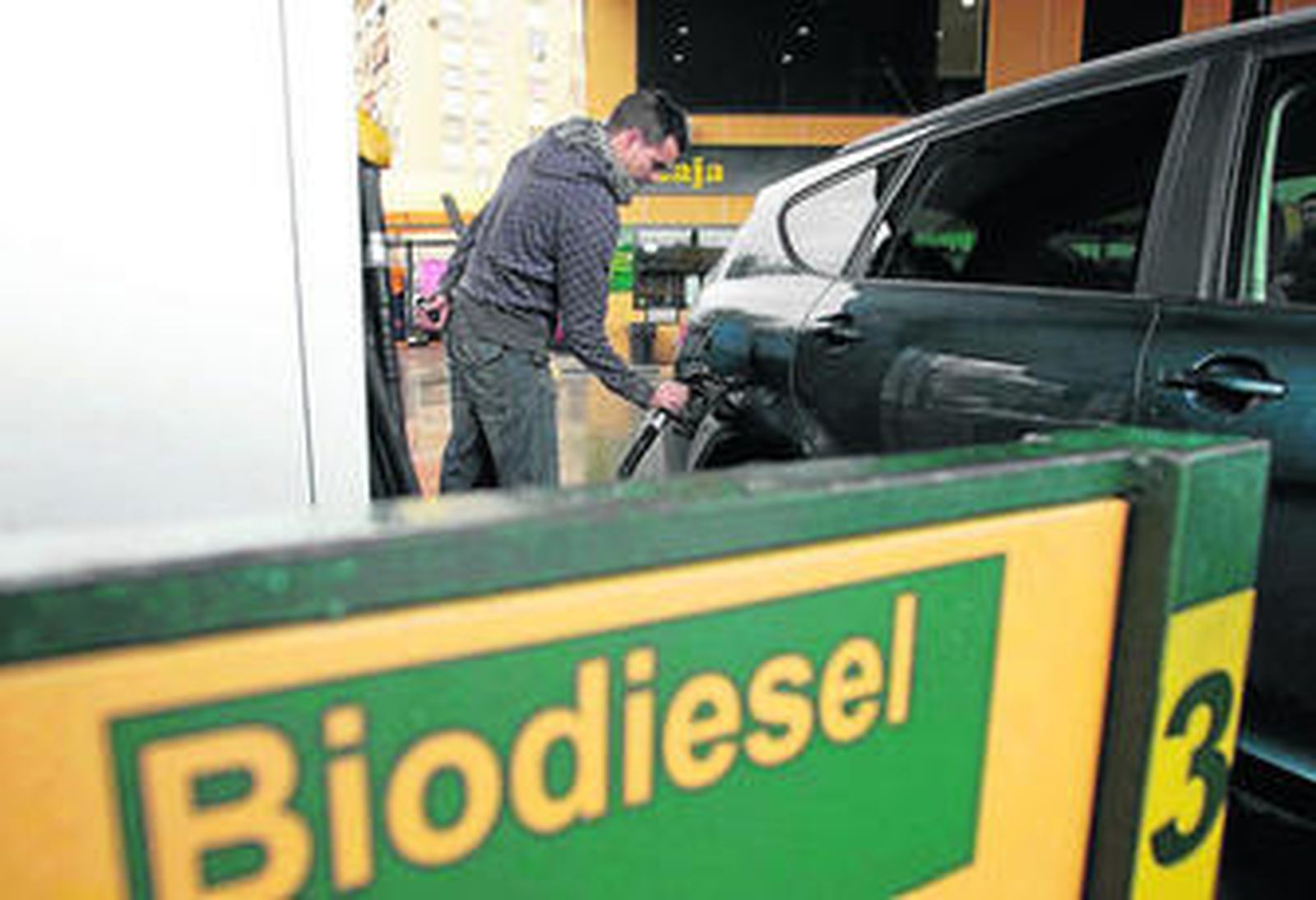 Un cliente reposta en la gasolinera de Montequinto.