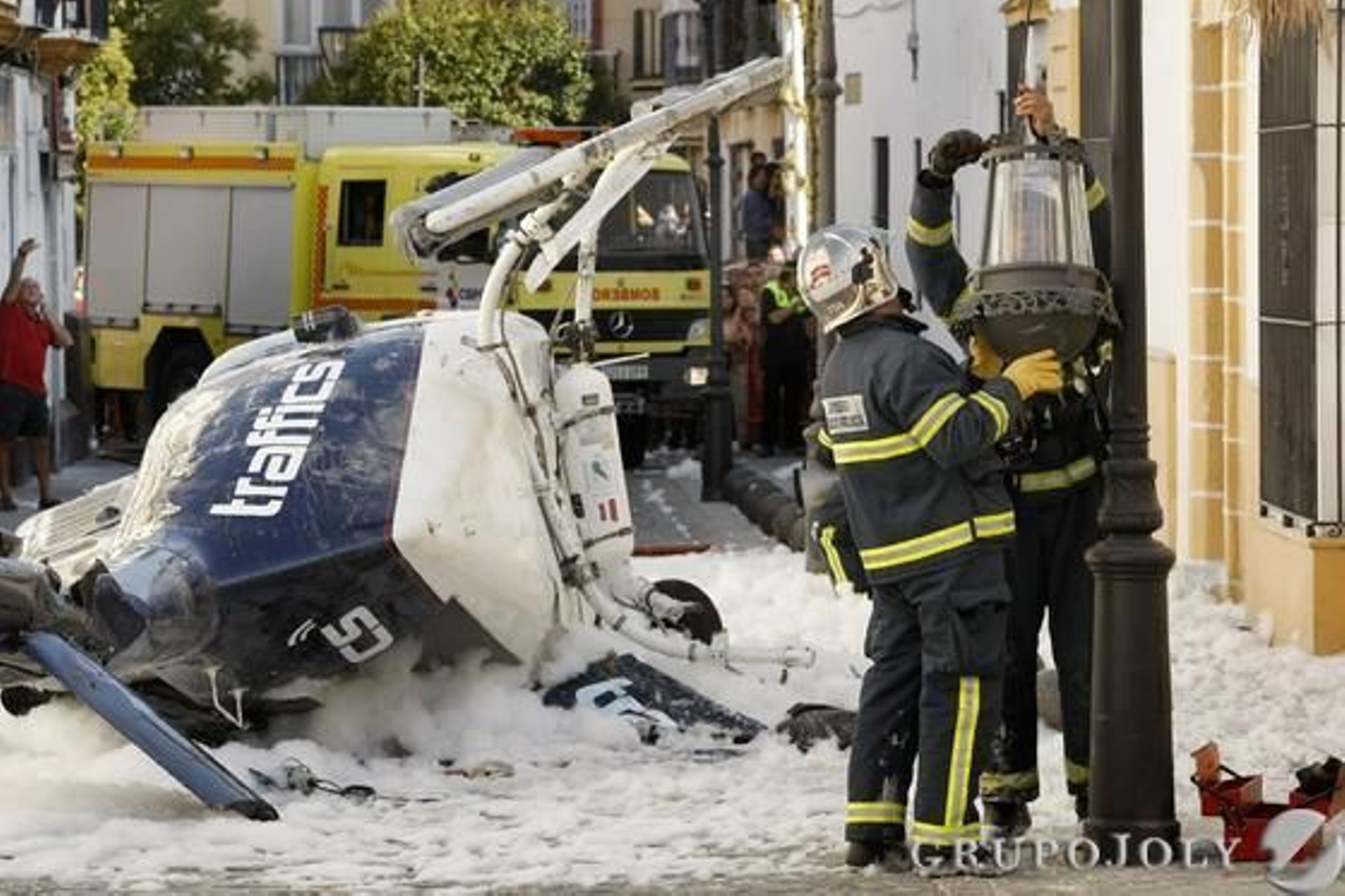 El piloto, que intentó aterrizar, acabó a pocos metros de la Iglesia Prioral Portuense. Heridos el piloto y los dos pasajeros, que tomaban imágenes turísticas de la ciudad./Fotos:Fito Carreto

Foto: Fito Carreto