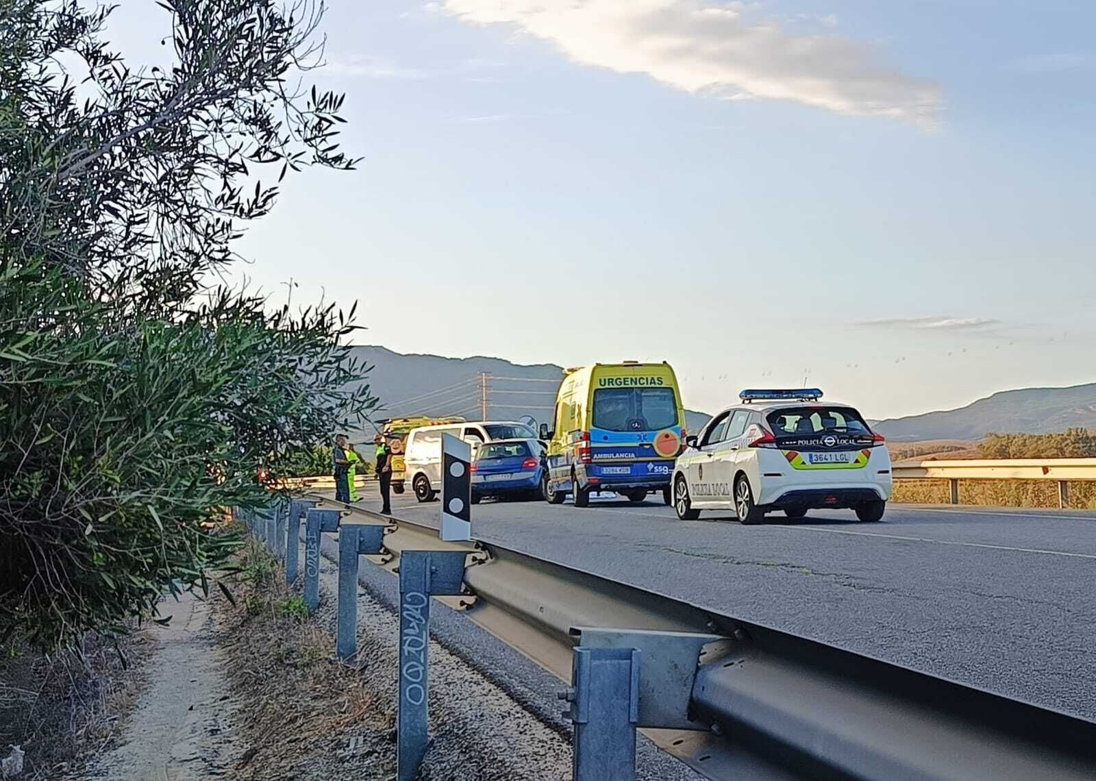 Choque entre una furgoneta Volkswagen y un Renault Megane, en el acceso al mesón El Pozuelo.