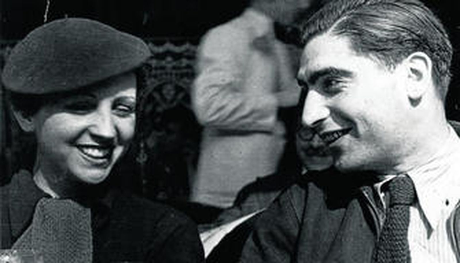 Imagen de archivo de Gerda Taro y Robert Capa, un apasionado idilio que forma parte de la historia de la fotografía.