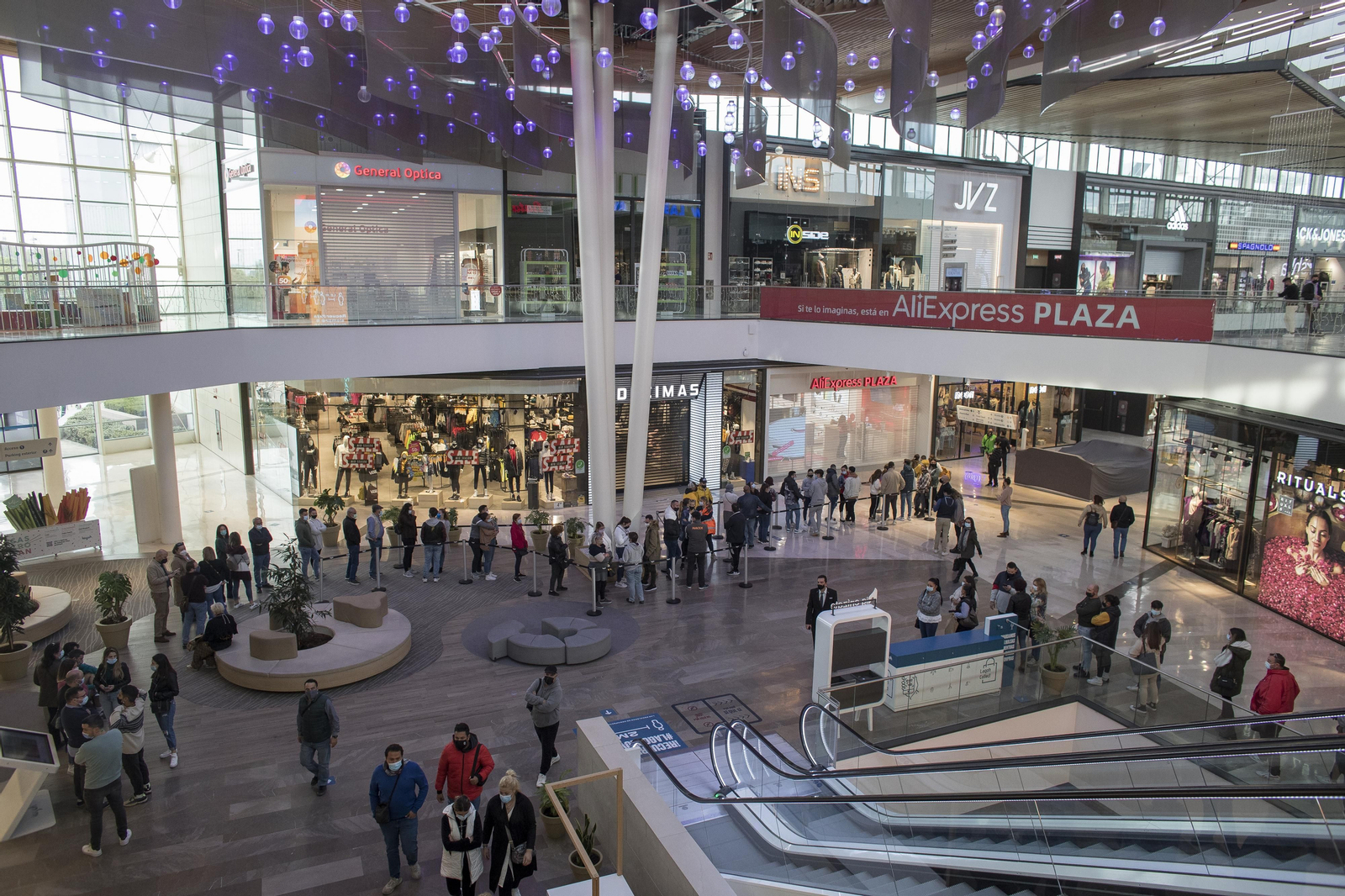 Así ha sido la apertura de AliExpress Plaza en el Centro Comercial Lagoh de Sevilla