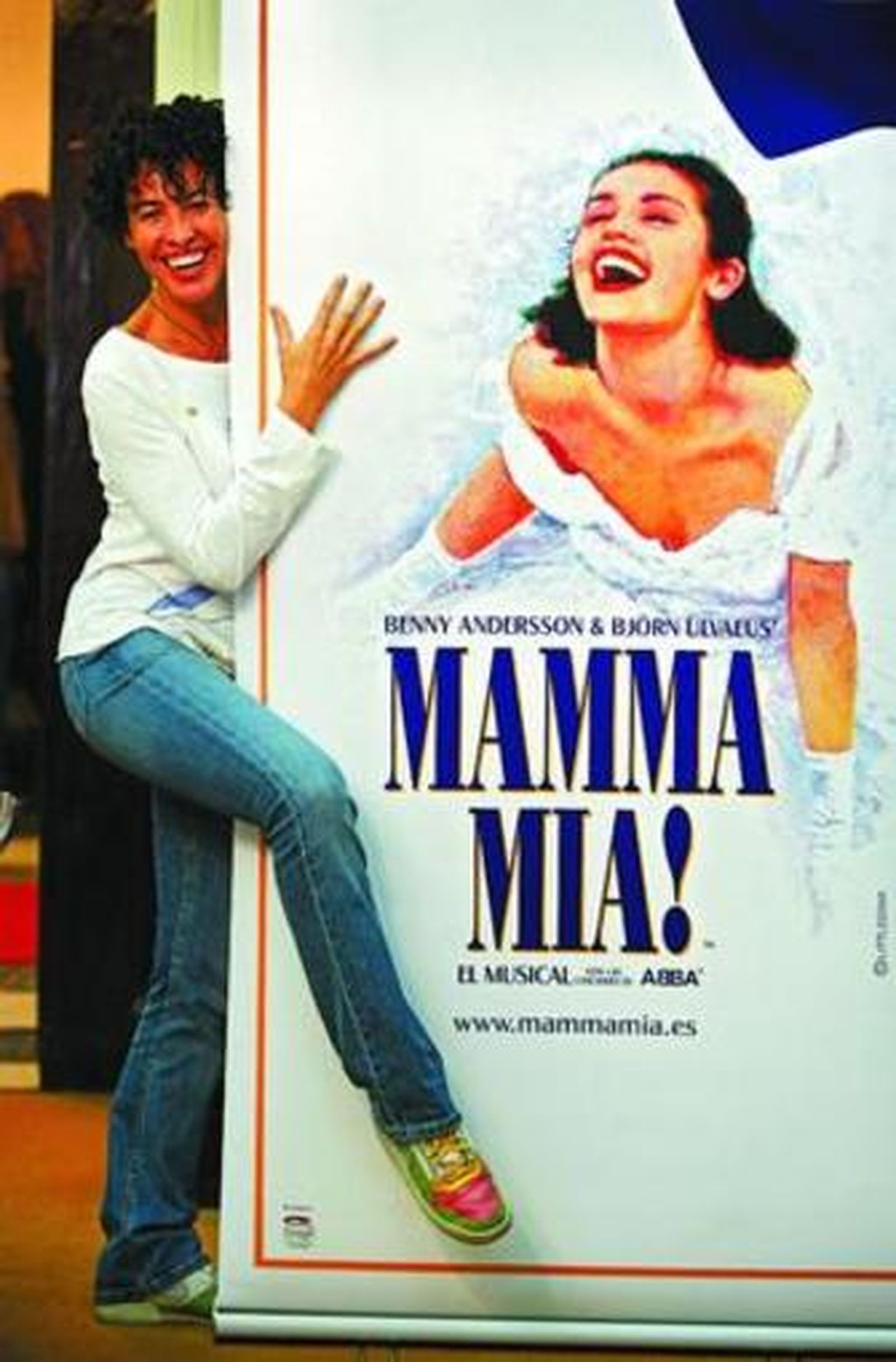 Nina junto al cartel del musical, en el Ayuntamiento de Cádiz.