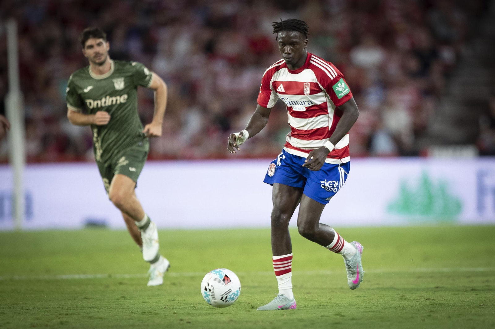 Faye conduce el balón en el partido ante el Leganés