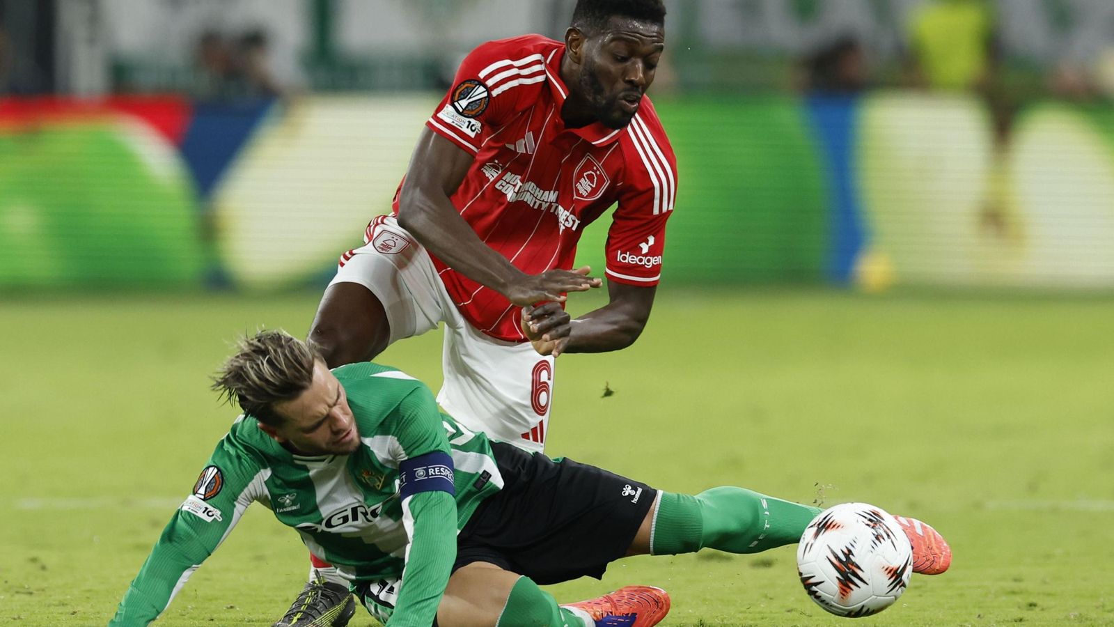 Sangaré derriba a Lo Celso en el Betis-Nottingham Forest.