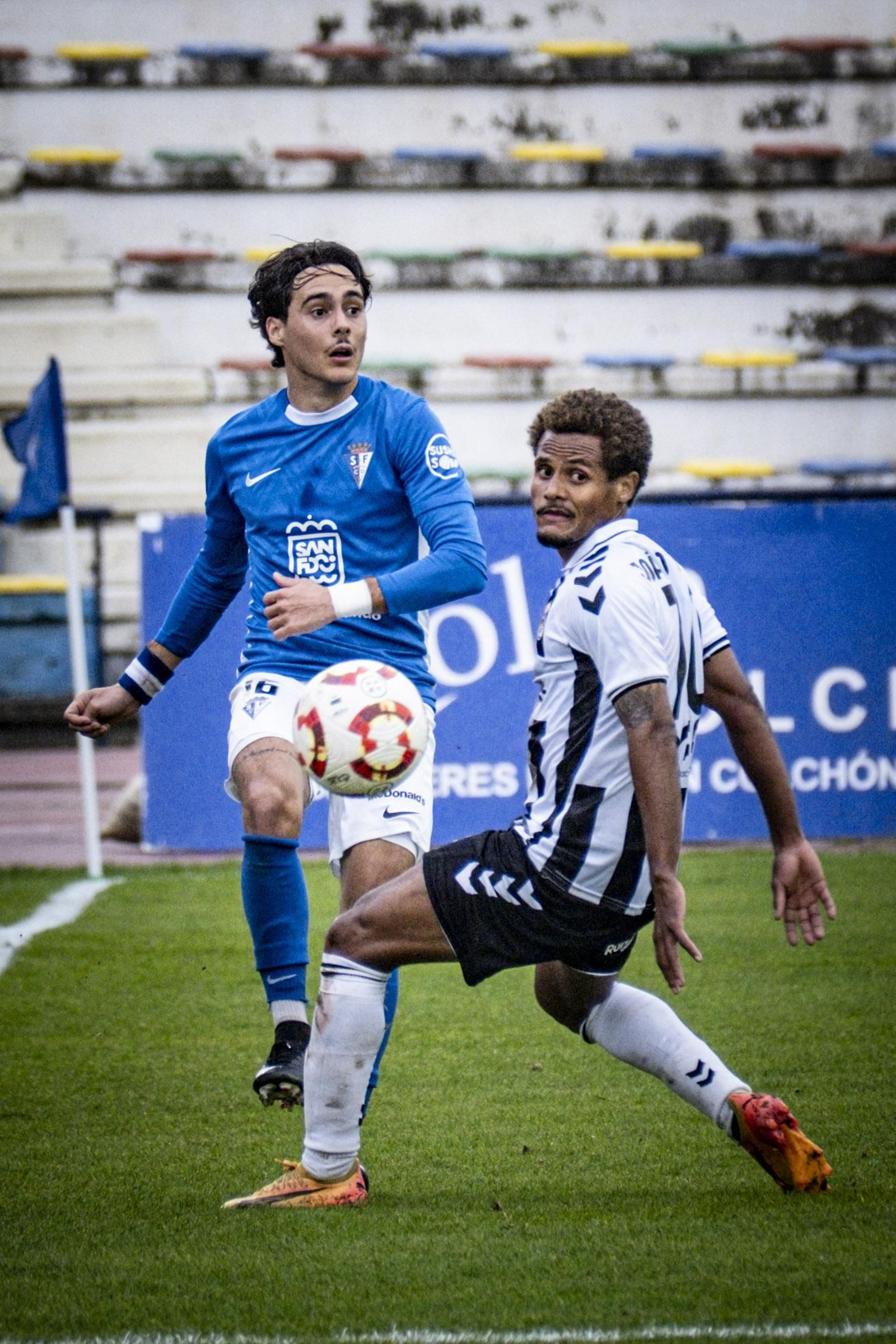 Las imágenes del partido de fútbol entre el San Fernando Club Deportivo y la Balompédica Linense