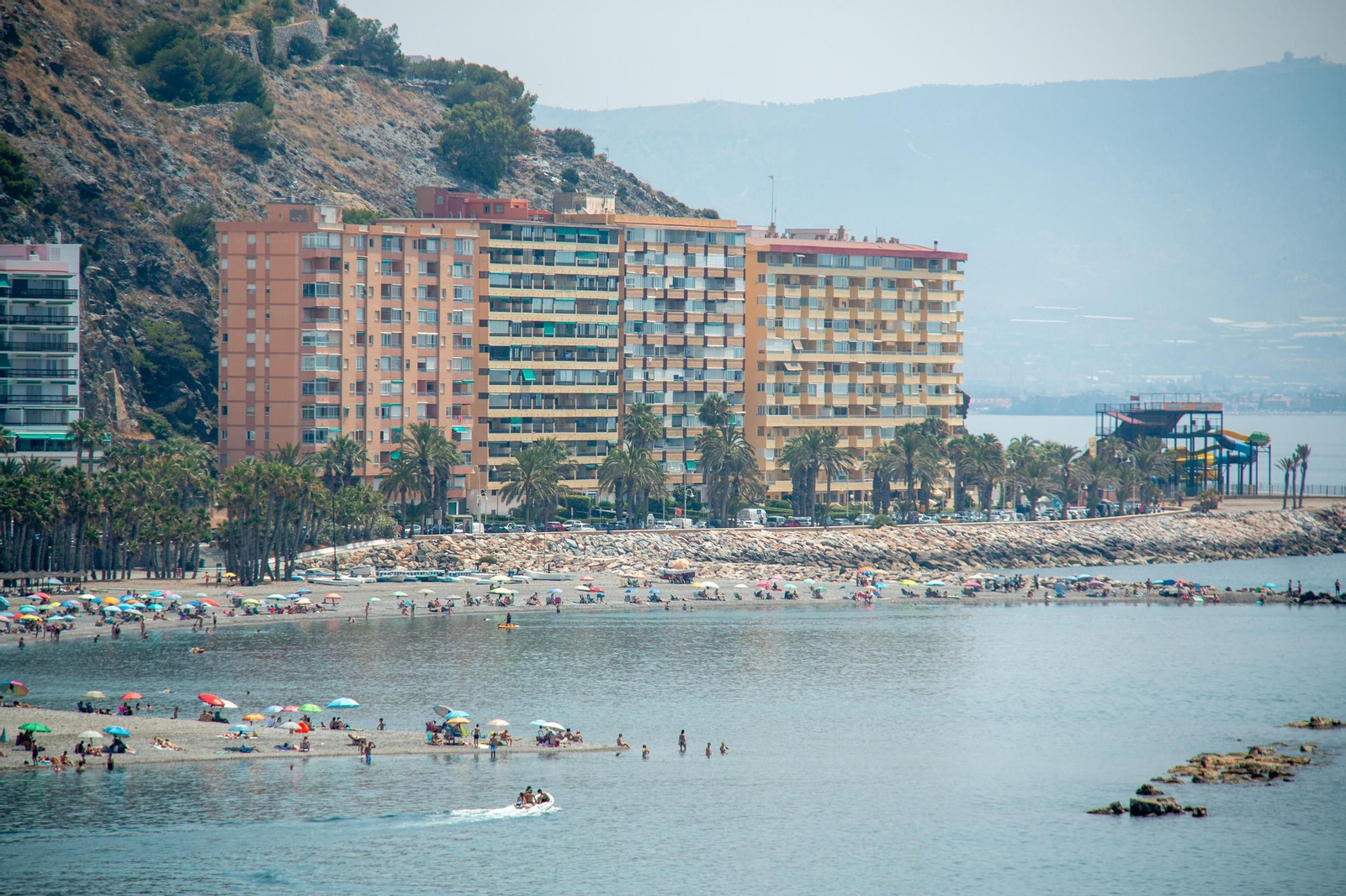 Las playas de Almuñécar se convierten en refugio del calor a dos semanas del verano