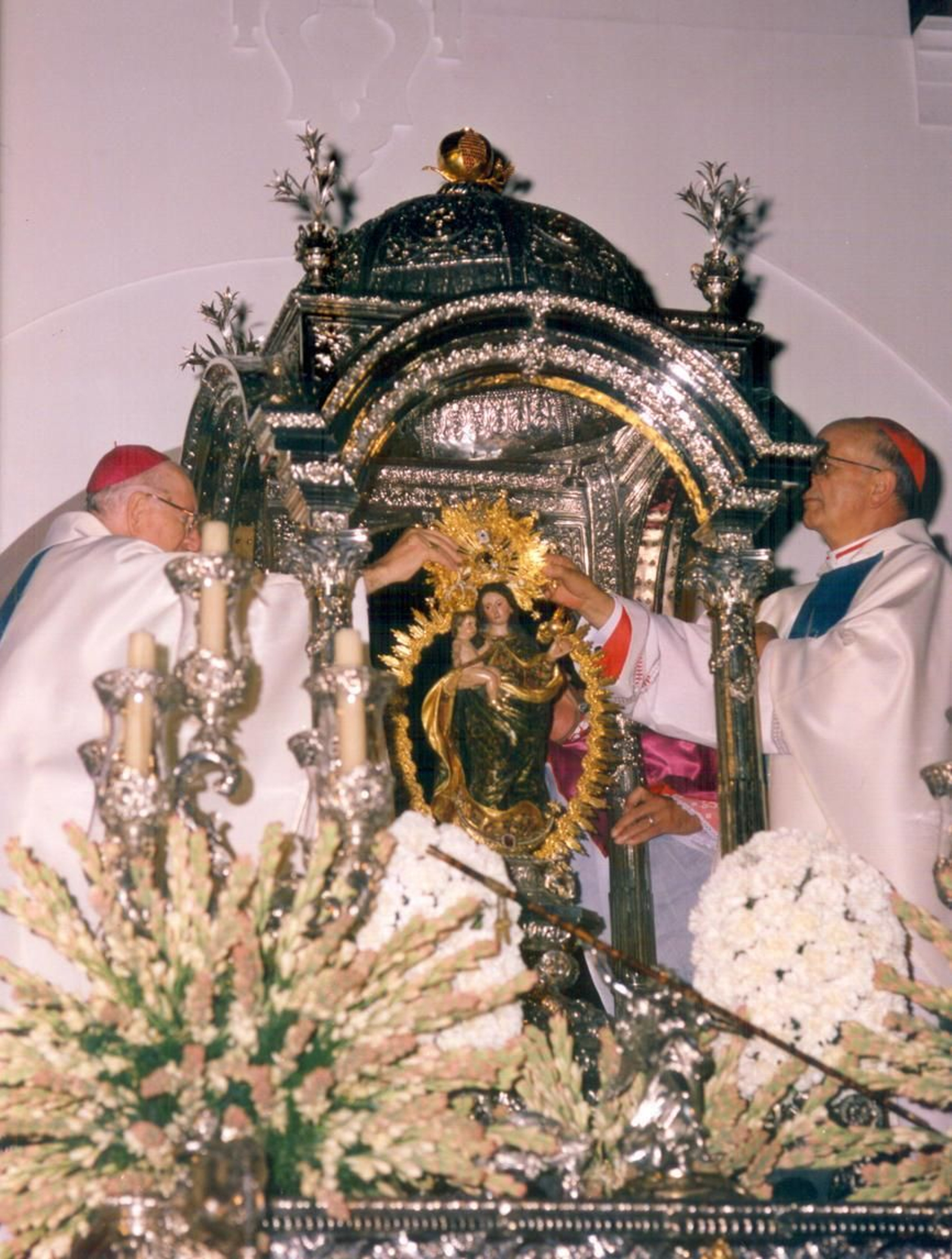 Momento d ela coronación por el cardenal Eduardo Martínez Somalo y el obispo Rafael González Moralejo.