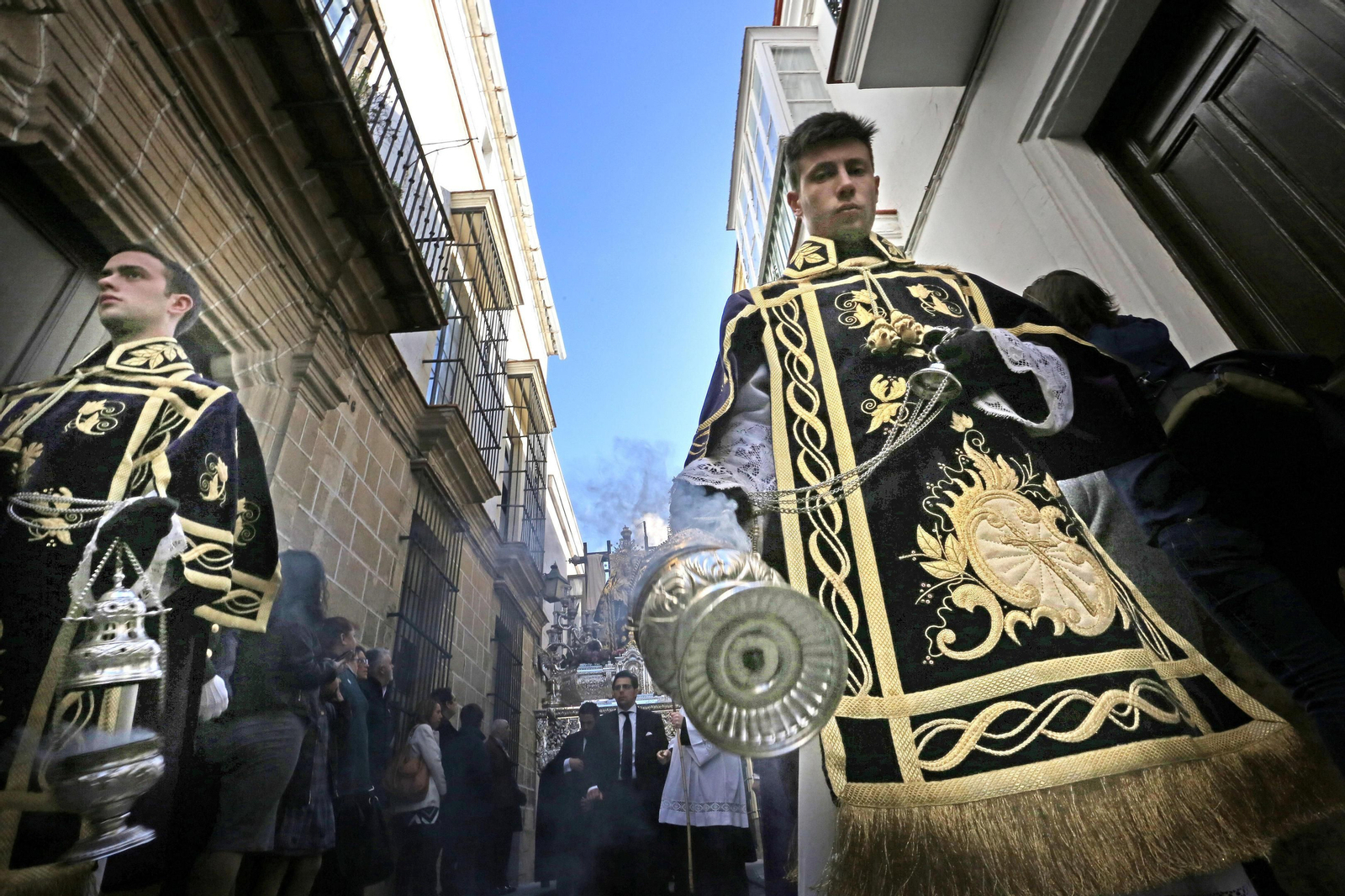 Un acólito de la Hermandad de Loreto aporta con el incensario el aroma más cofrade por donde fue pasando la Virgen titular de la cofradía que sale de San Pedro.