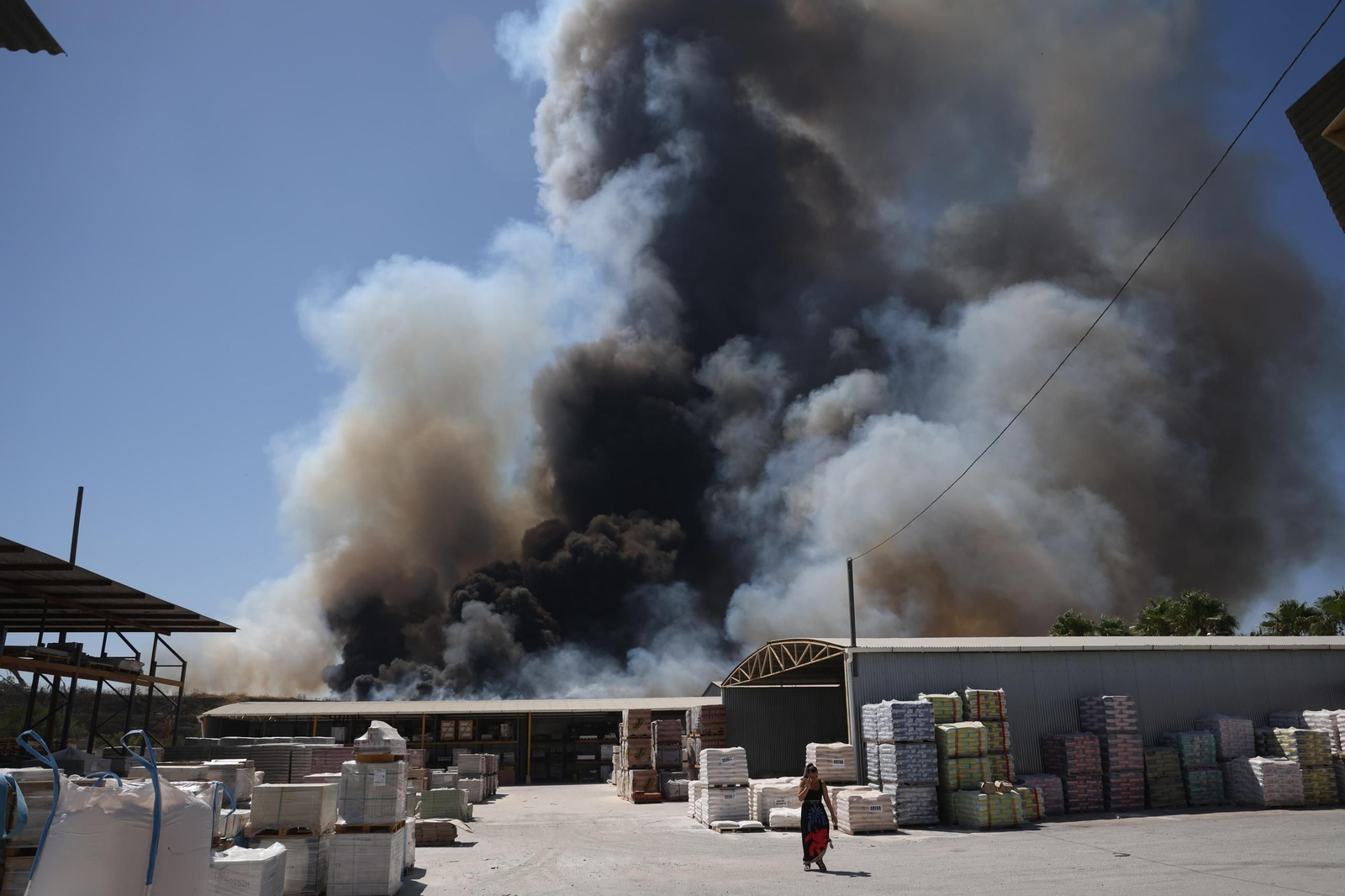 El incendio en la entrada del PTA, en imágenes