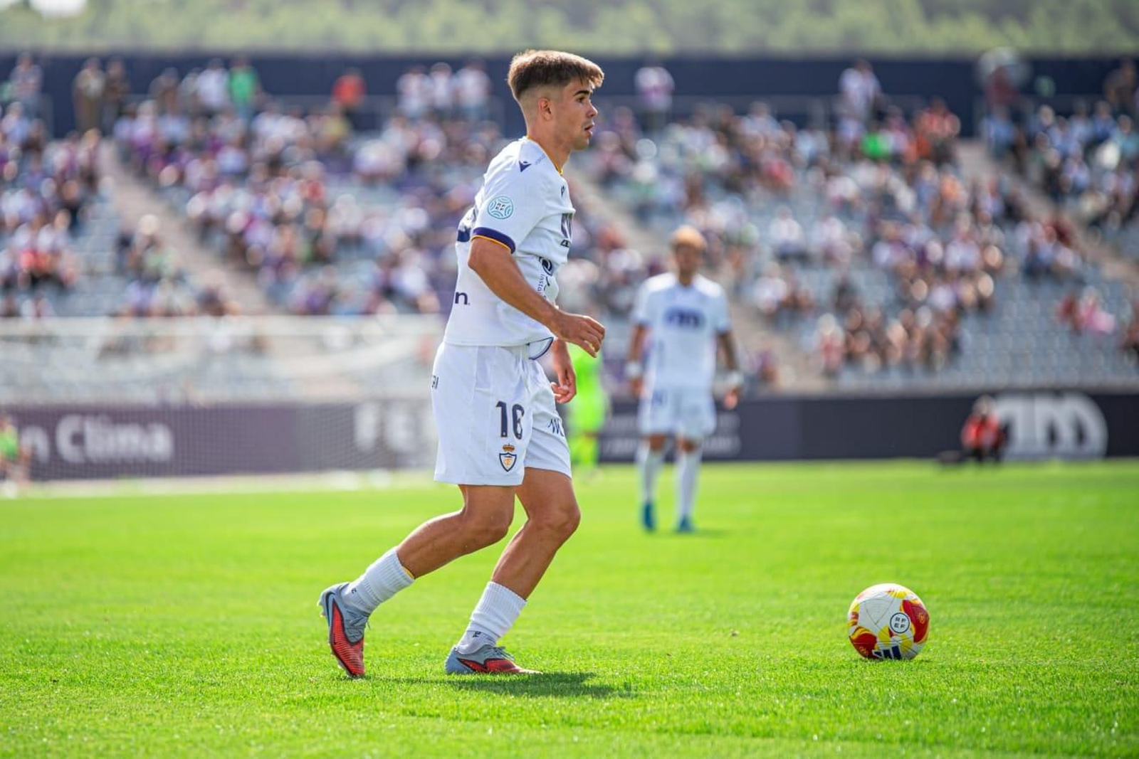 Nacho Vizcaíno conduce la pelota ante la UD Melilla.