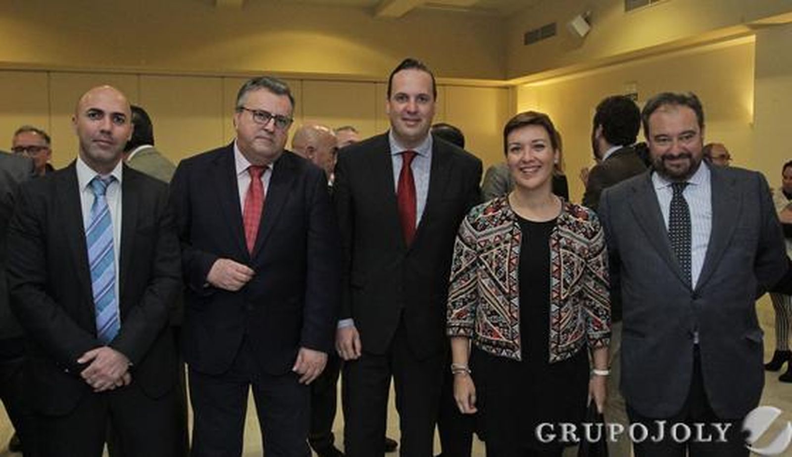 Juan Manuel Ordóñez (concejal de San Roque), Ángel Gavino (subdelegado de la Junta en el Campo de Gibraltar), Juan Carlos Ruiz Boix (alcalde de San Roque) y Gemma Araujo (delegada territorial de Fomento y Vivienda de la Junta en Cádiz) junto al director general del Grupo Joly, Tomás Valiente (derecha).

Foto: Erasmo Fenoy