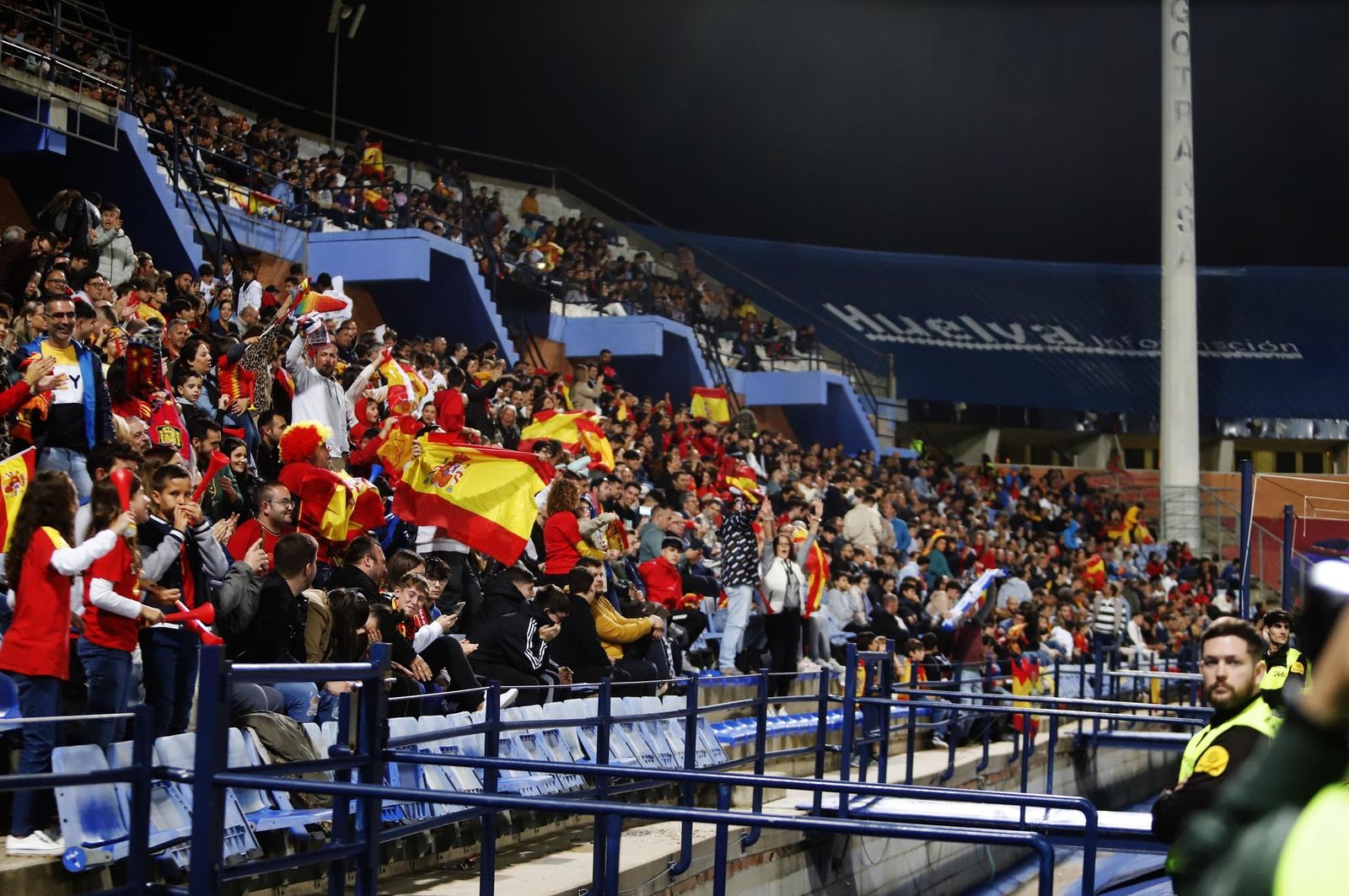 Gran ambiente para ver la selección española sub-21 en Huelva