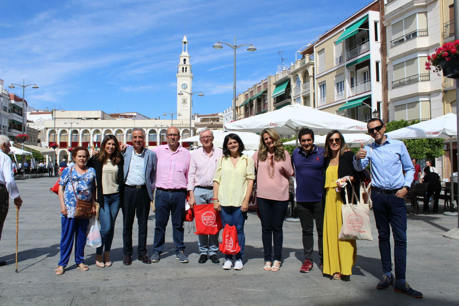 La candidatura del PSOE de Lucena, liderada por Juan Pérez, en la plaza Nueva.