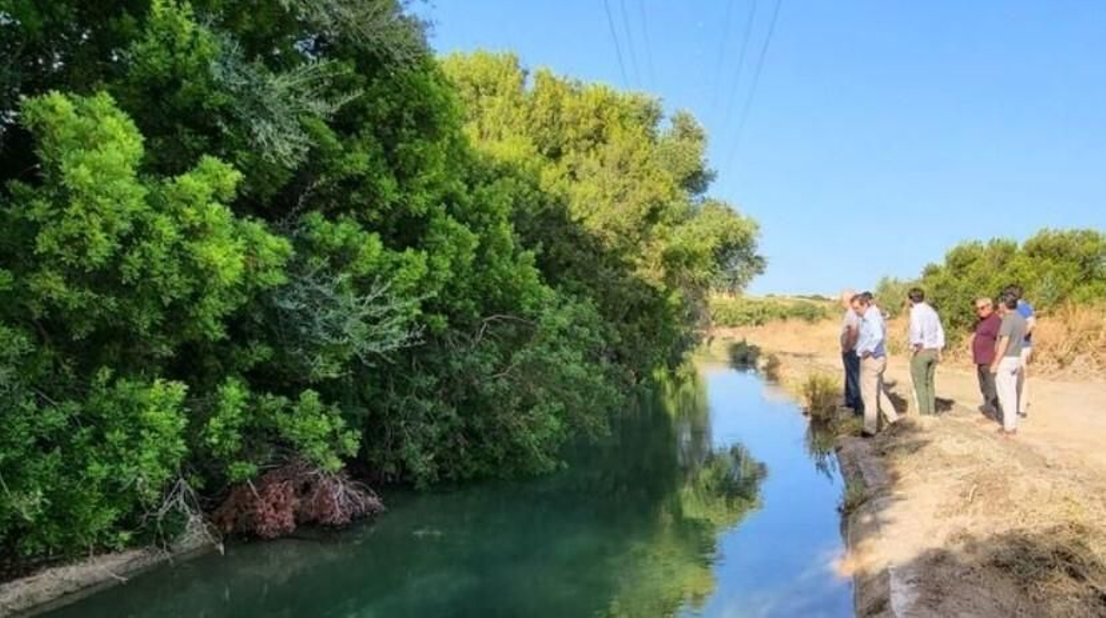 El director general de Infraestructuras del Agua junto a los responsables agrarios en su visita a la red primaria de la zona regable del Guadalcacín.