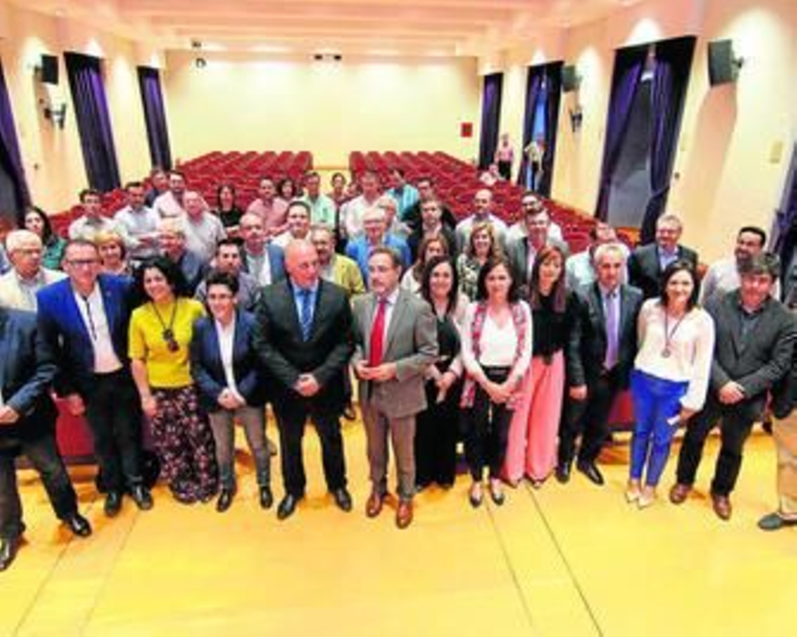 El consejero de Fomento, Felipe López, en el centro, ayer con alcaldes de la provincia de Córdoba. El consejero de Fomento, Felipe López, en el centro, ayer con alcaldes de la provincia de Córdoba.