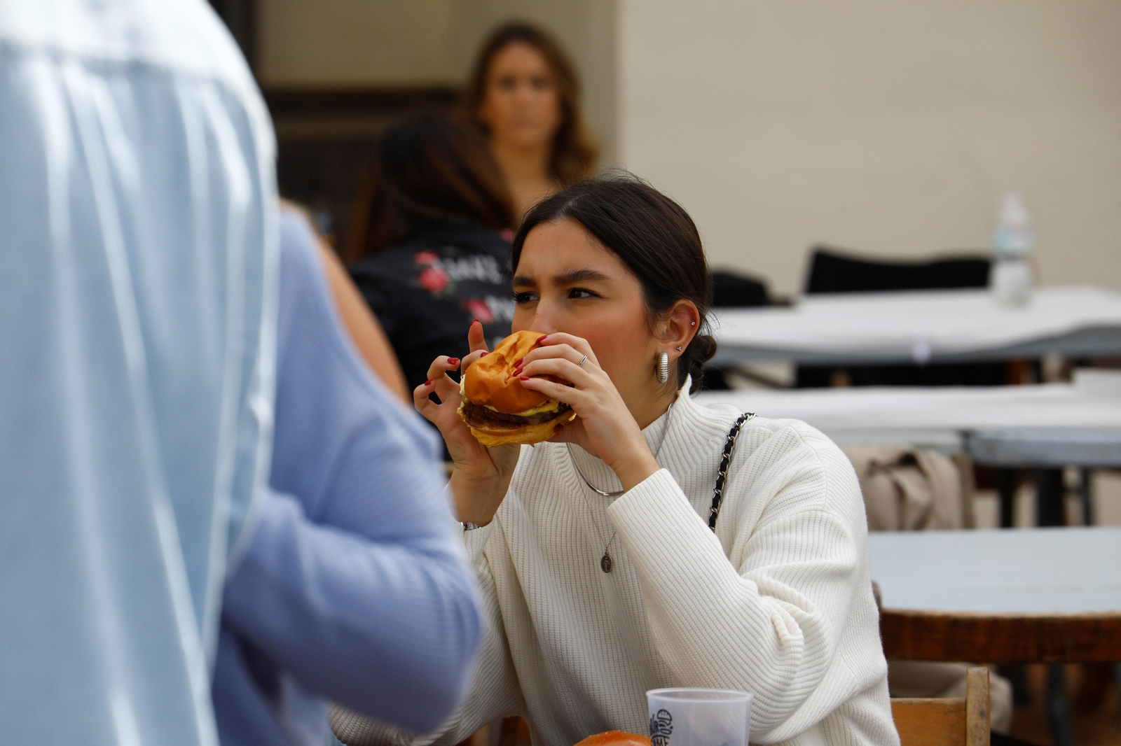 Comensal disfrutando de una hamburguesa