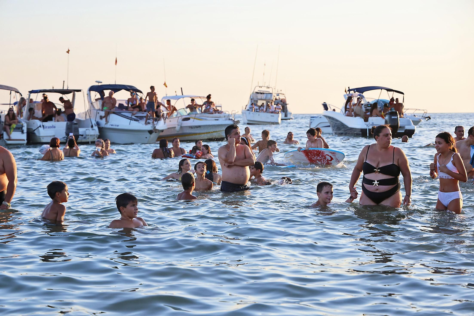 Imágenes de la Virgen del Carmen procesionando en Punta Umbría